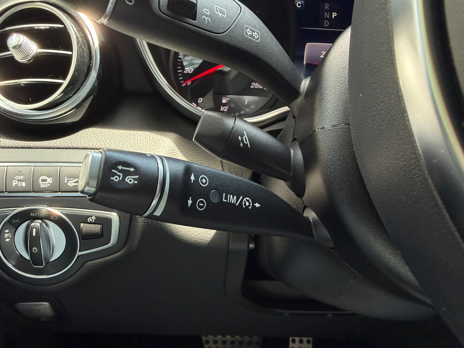 MERCEDES-BENZ GLC 300 4Matic AMG Line 9G-Tronic-image-25