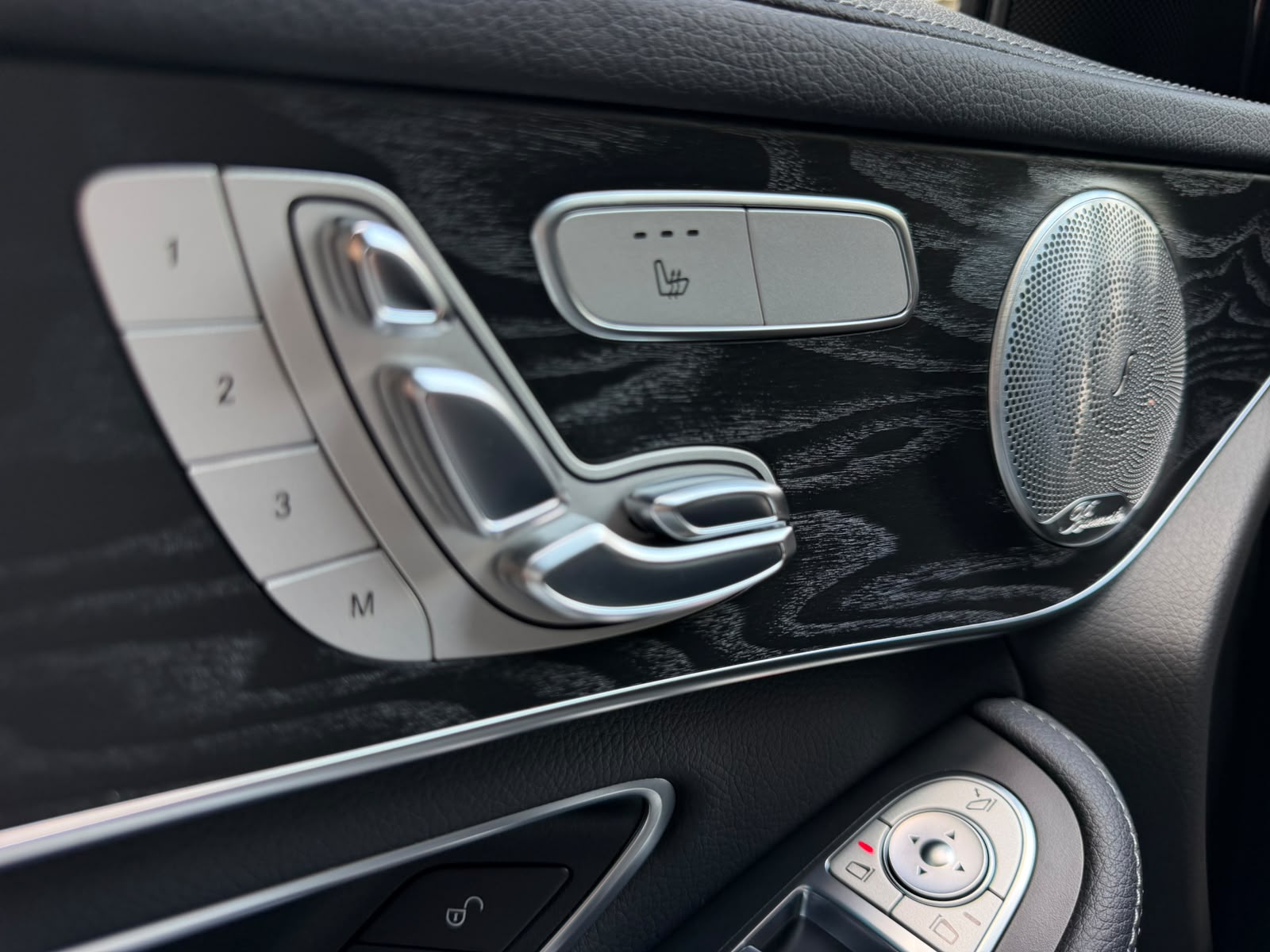 MERCEDES-BENZ GLC 300 4Matic AMG Line 9G-Tronic-image-11