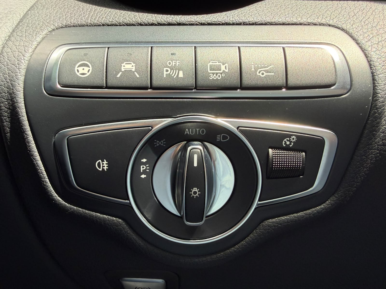 MERCEDES-BENZ GLC 300 4Matic AMG Line 9G-Tronic-image-10