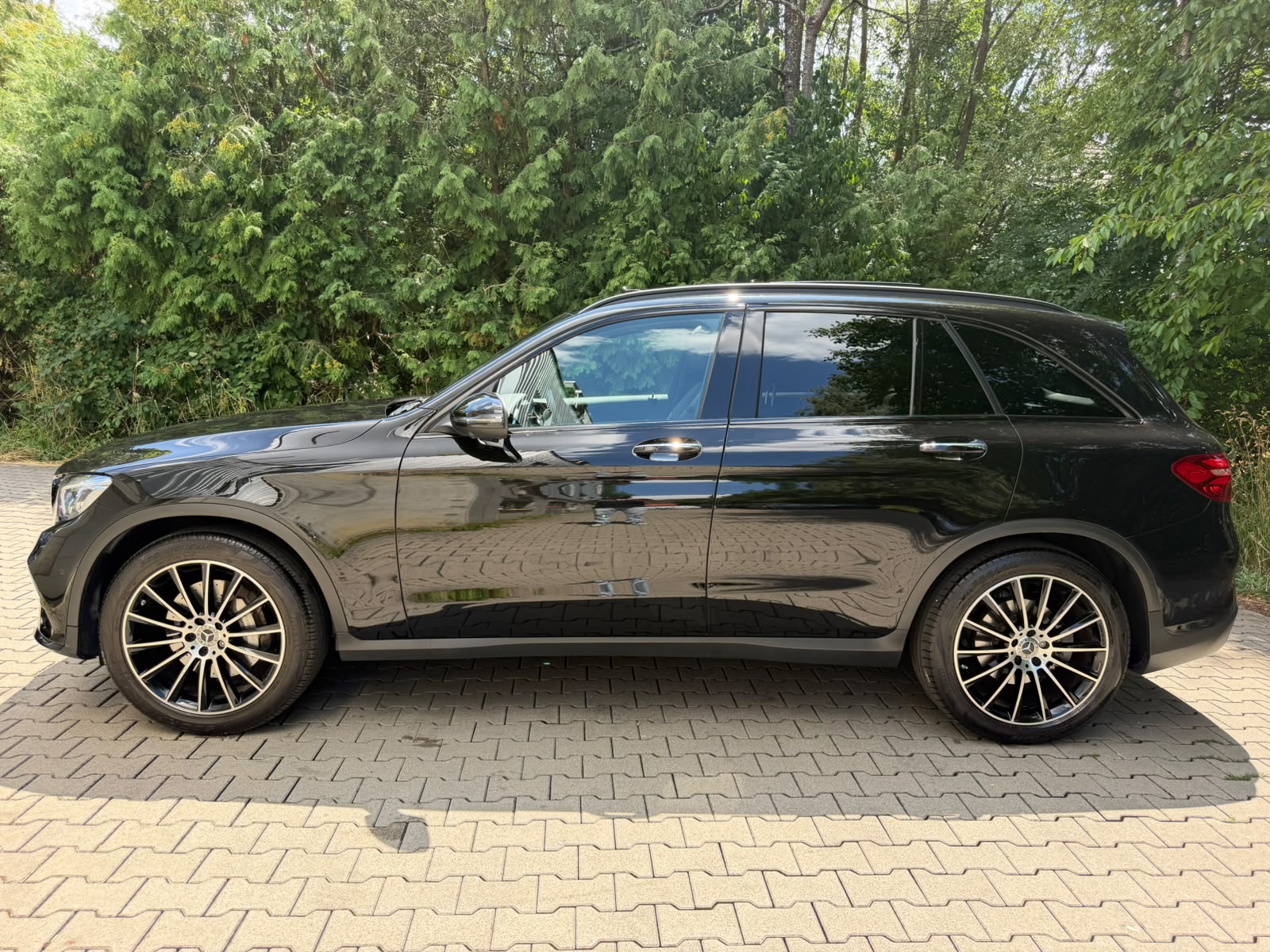 MERCEDES-BENZ GLC 300 4Matic AMG Line 9G-Tronic-showroom-element-1