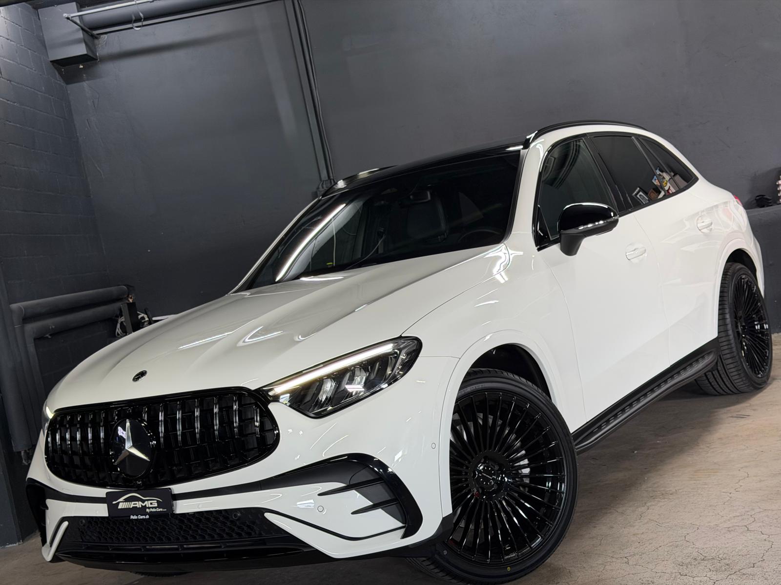 MERCEDES-BENZ GLC 200 (GLC63 AMG Bodykit) Limited White&Black Performance 4Matic 9G-Tronic-showroom-element-3
