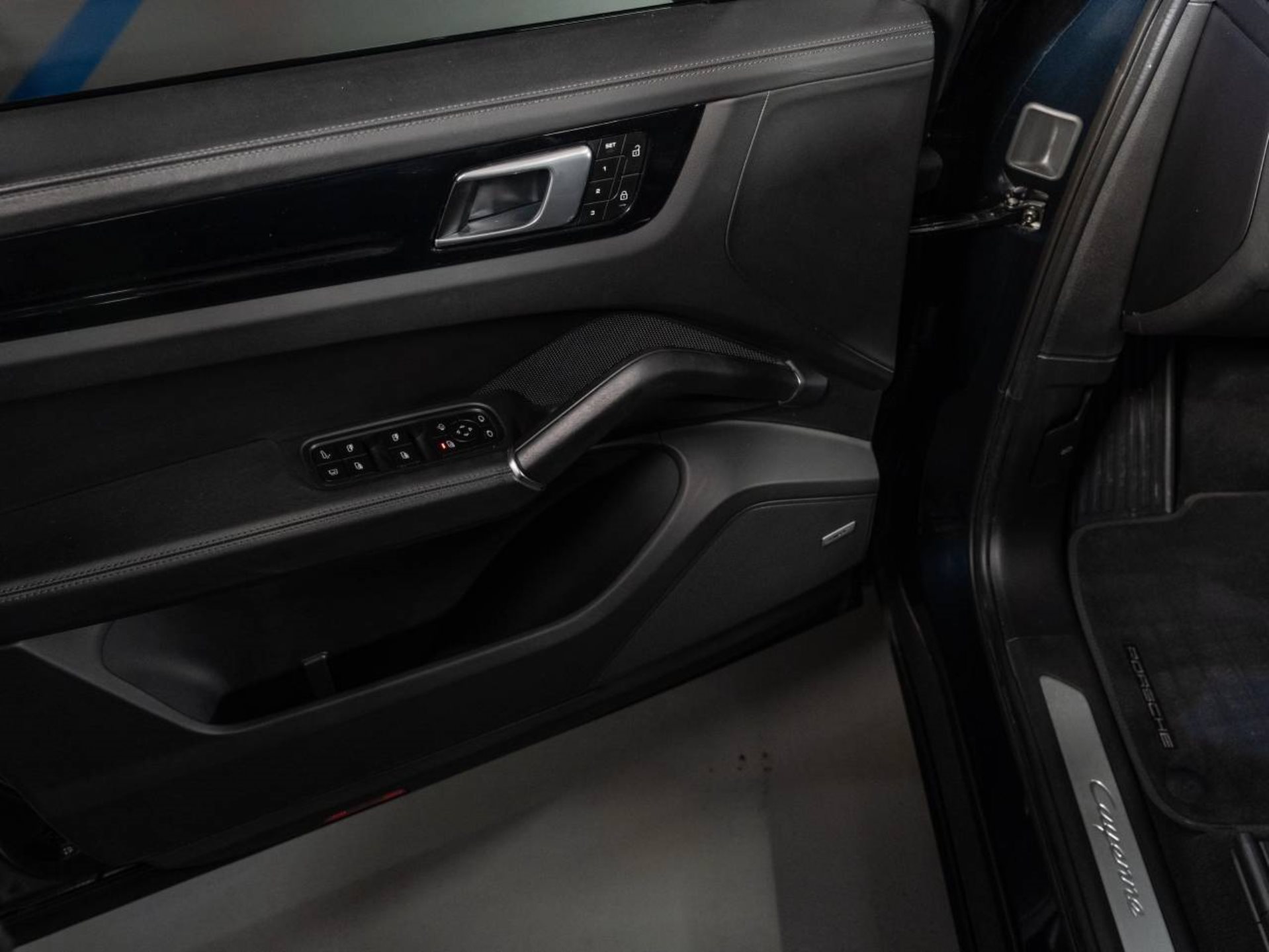 PORSCHE Cayenne E-Hybrid (MY22)-image-18