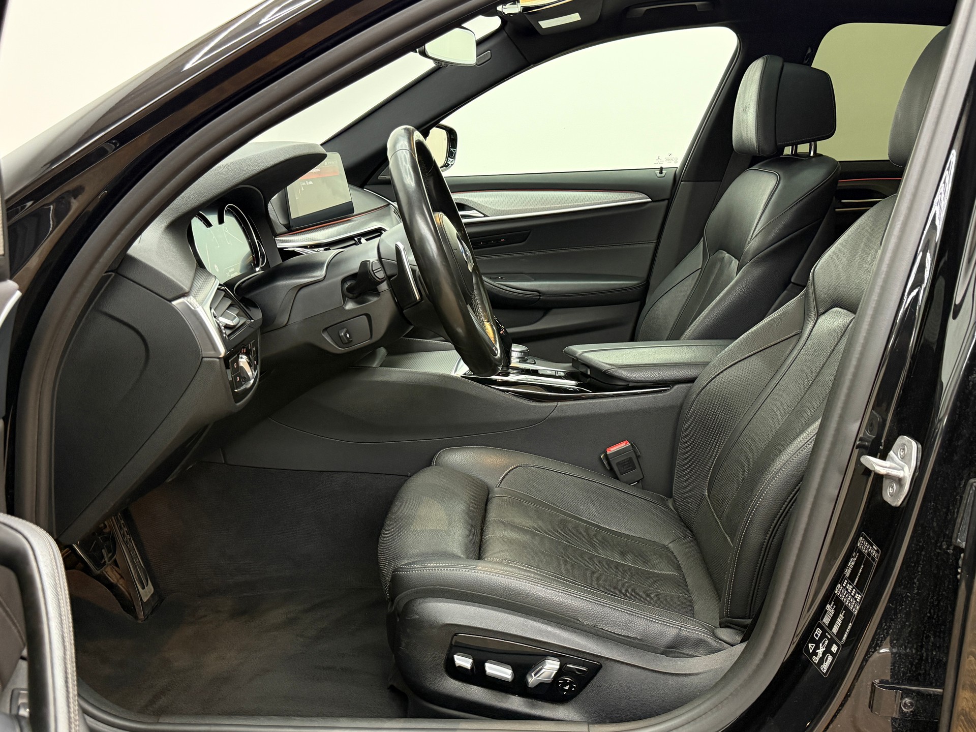 BMW 540i xDrive Steptronic-image-18