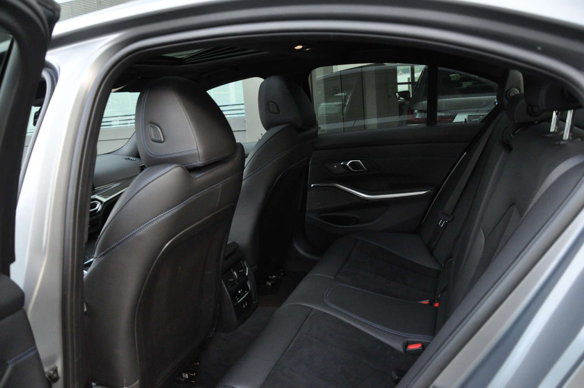 BMW 320d xDrive 48V Steptronic M Sport Pro-image-17