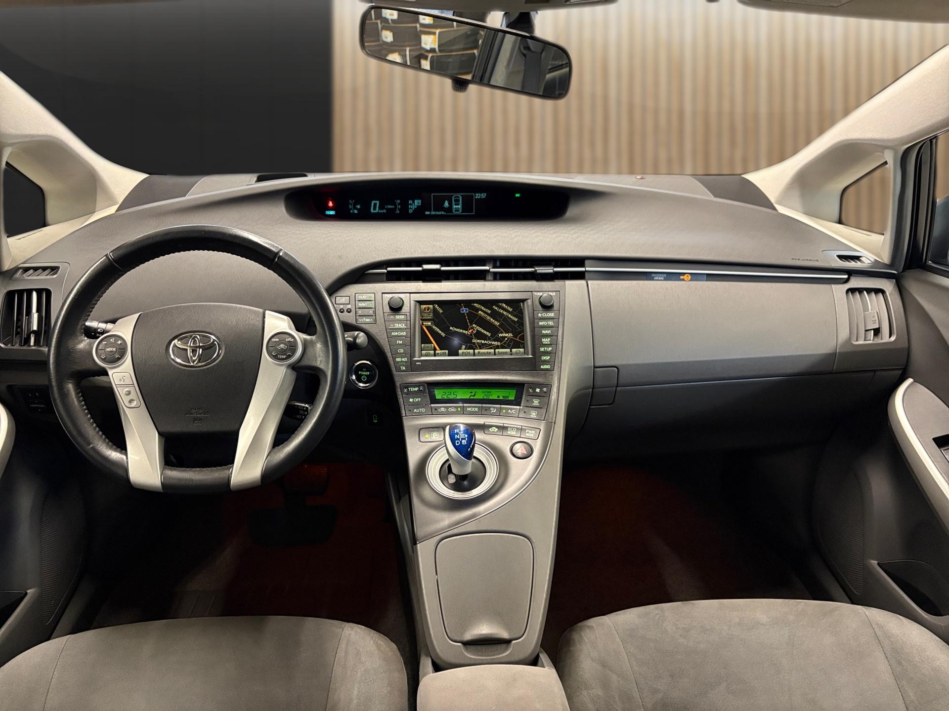 TOYOTA Prius 1.8 16V HSD Sol-image-11