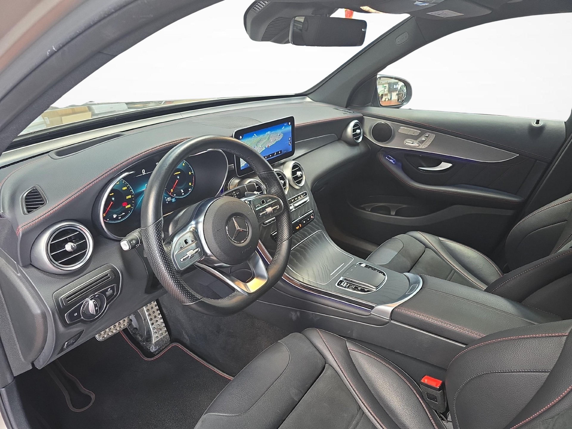 MERCEDES-BENZ GLC 300 d 4MATIC AMG Line-image-4