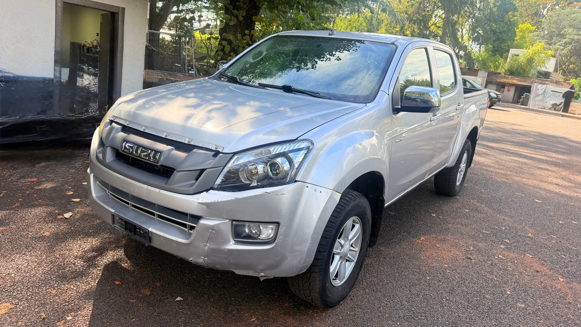 ISUZU D-MAX 2.5 Crew Cab Planet 4x4 * Problème pont arrière *-image-1
