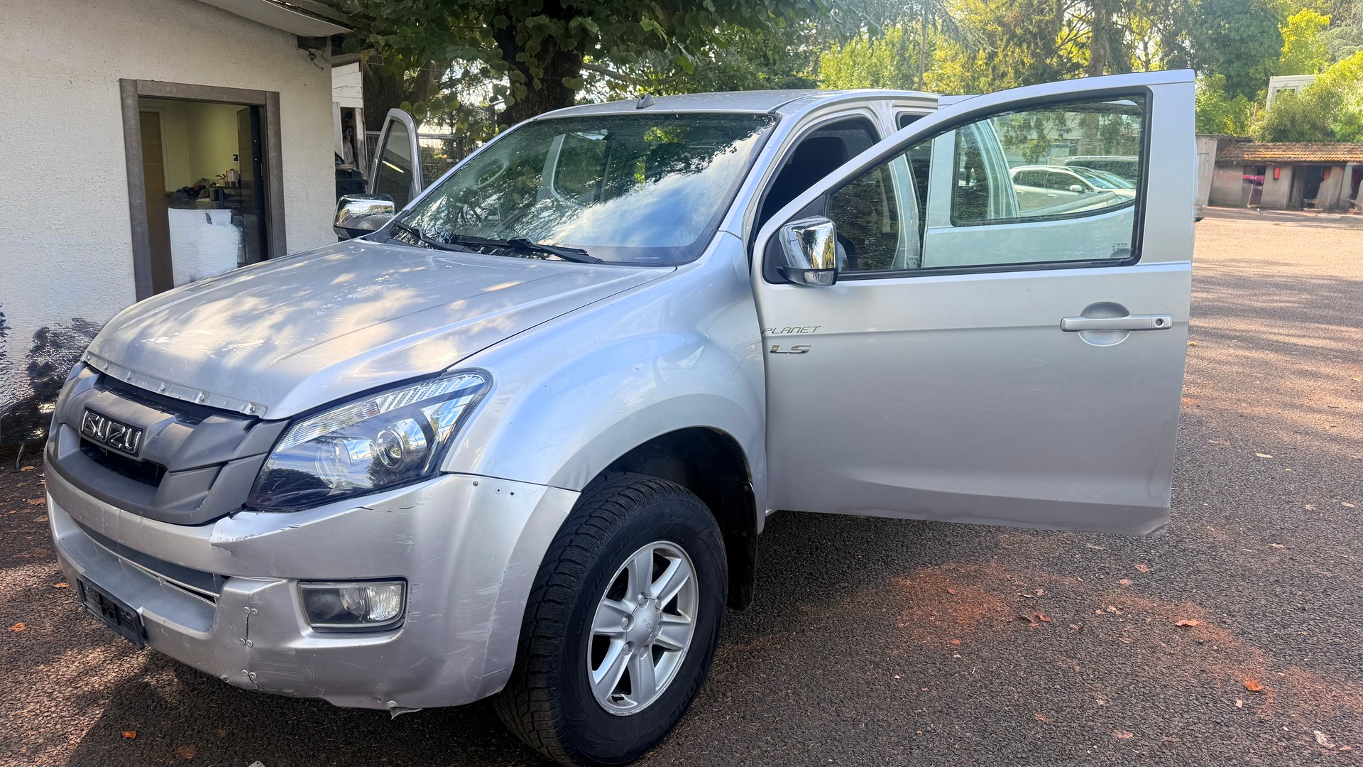 ISUZU D-MAX 2.5 Crew Cab Planet 4x4 * Problème pont arrière *-image-11