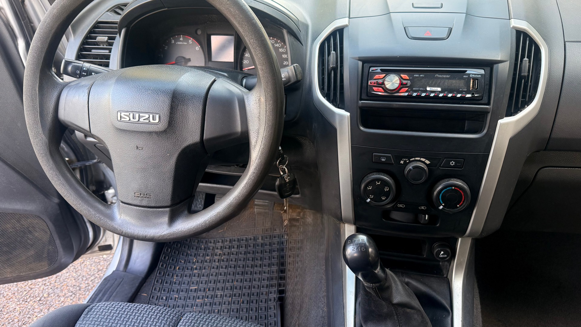 ISUZU D-MAX 2.5 Crew Cab Planet 4x4 * Problème pont arrière *-image-8