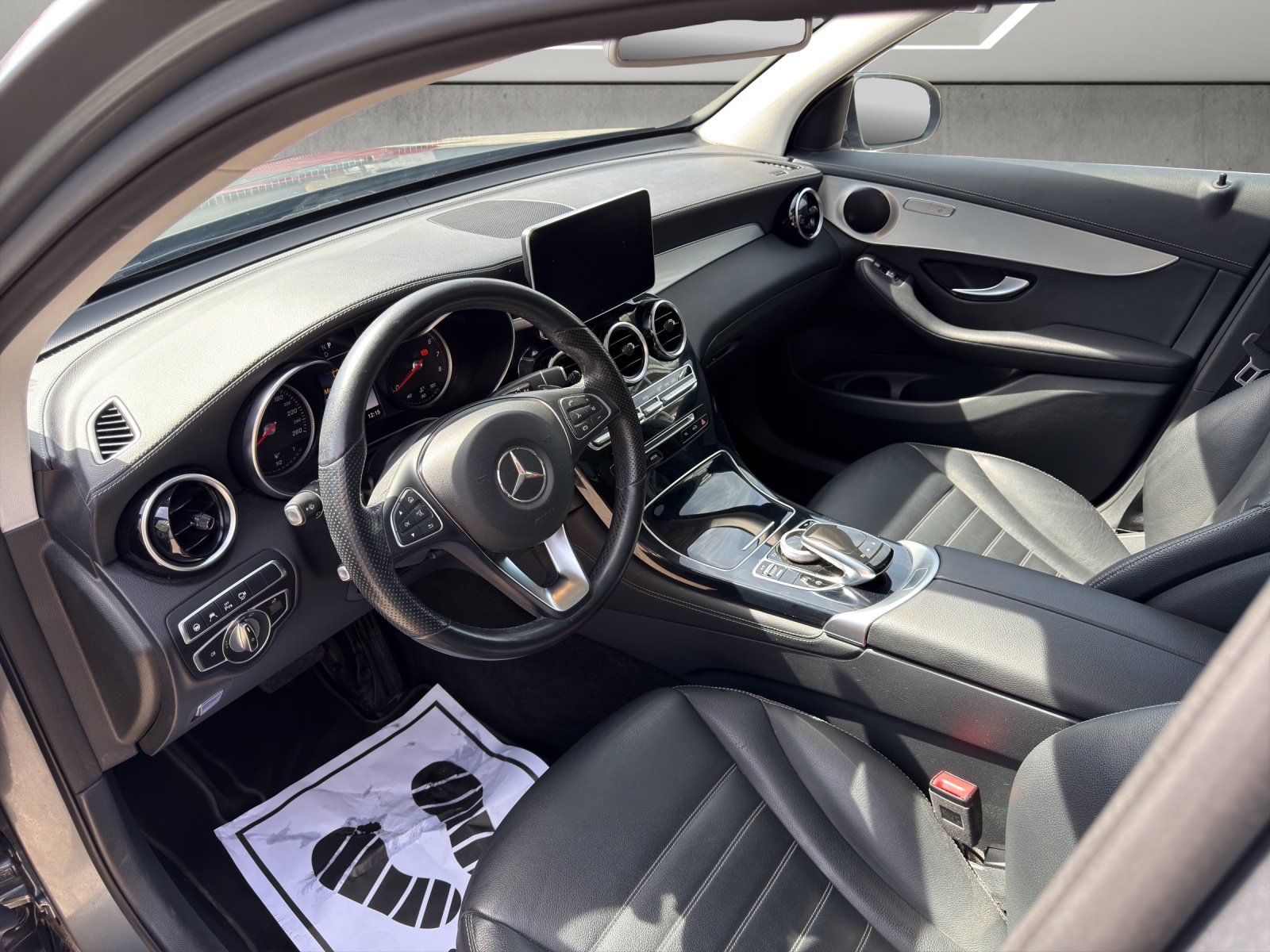 MERCEDES-BENZ GLC 250 AMG Line 4Matic 9G-Tronic-image-9