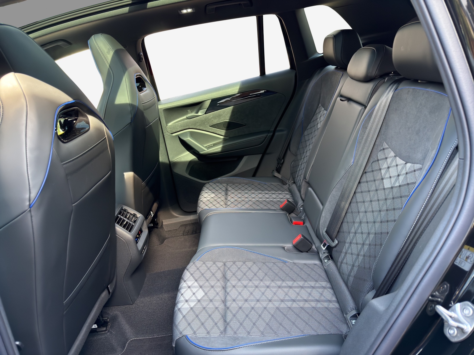 VW Tiguan 2.0 TSI DSG R-Line Plus 4Motion-image-11