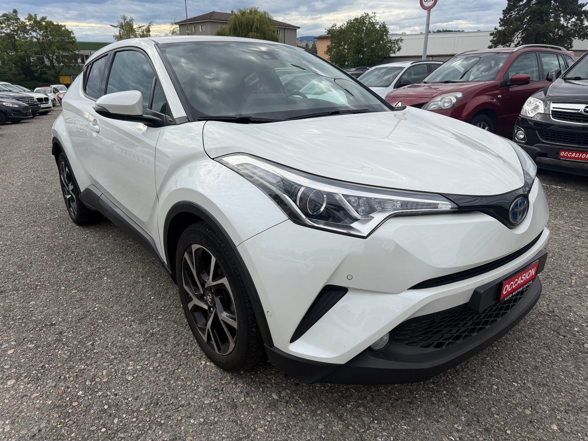 TOYOTA C-HR 1.8 HSD Premium CVT-image-2