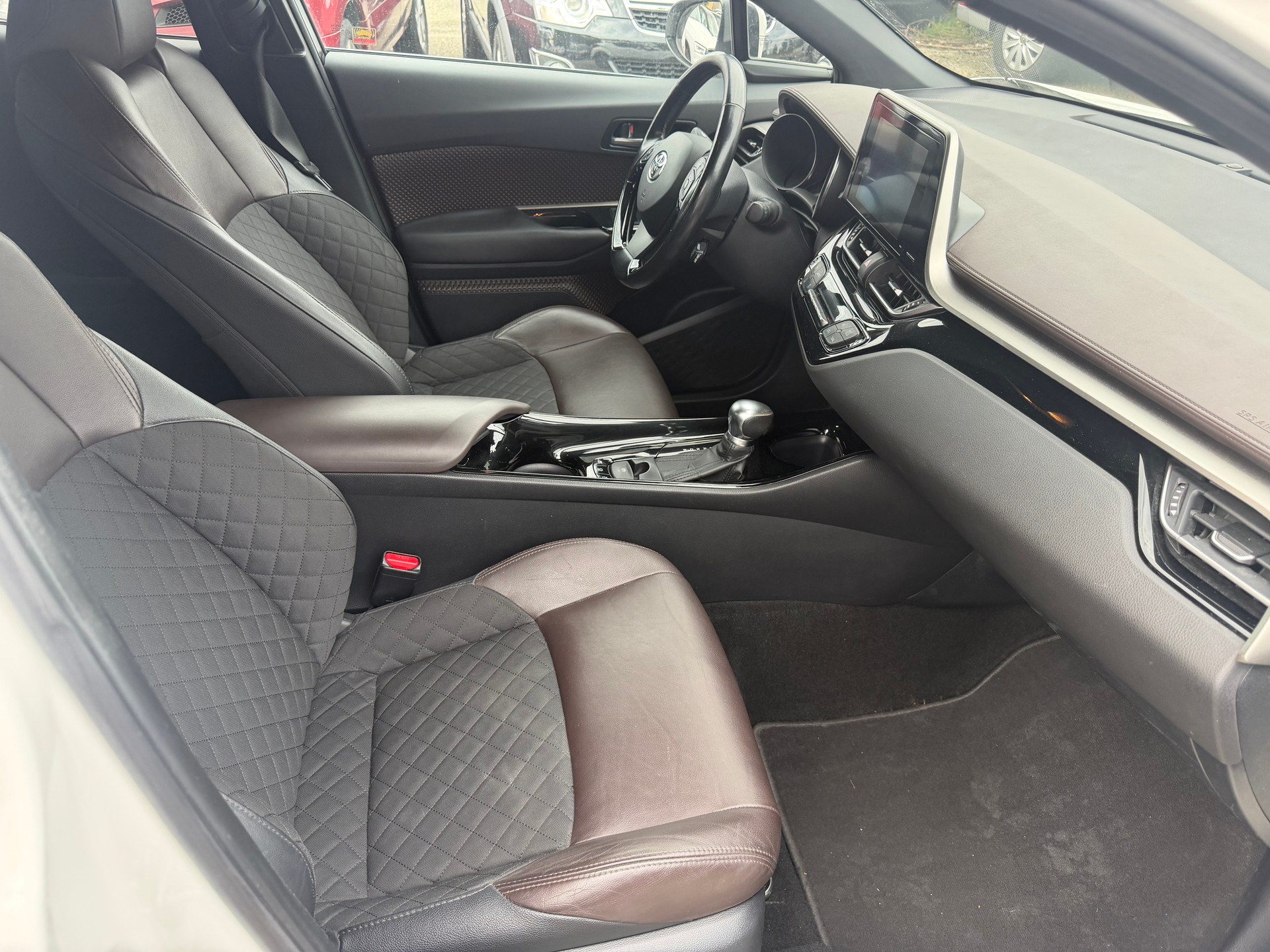 TOYOTA C-HR 1.8 HSD Premium CVT-image-8