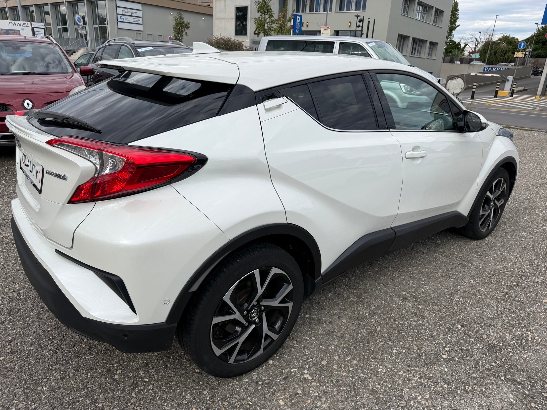 TOYOTA C-HR 1.8 HSD Premium CVT-image-5