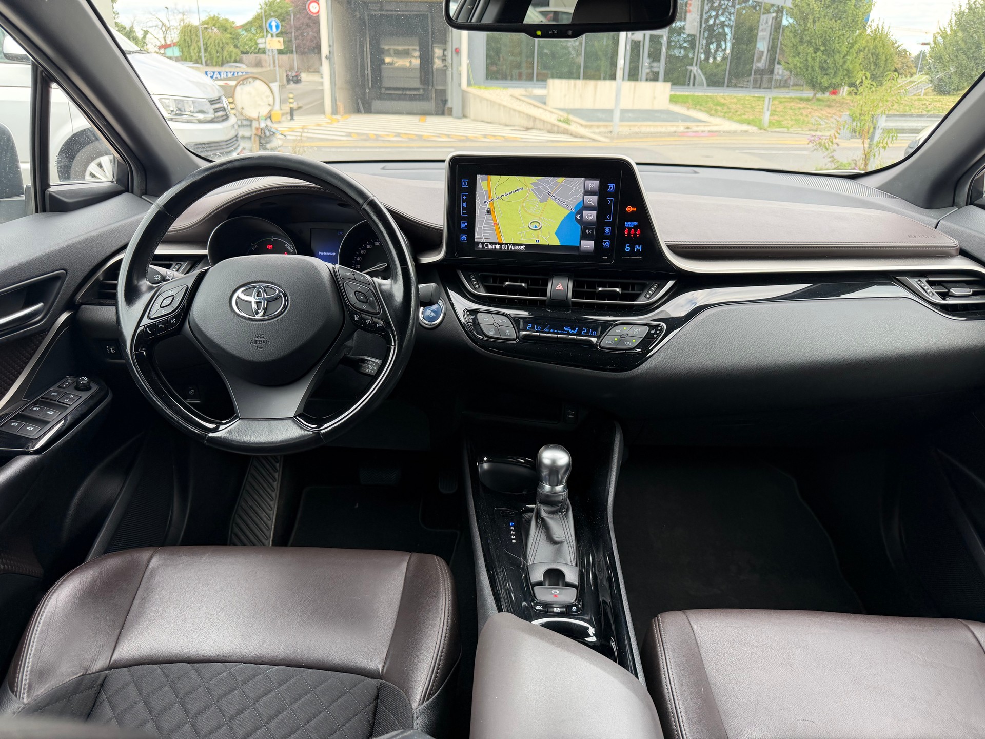 TOYOTA C-HR 1.8 HSD Premium CVT-image-11