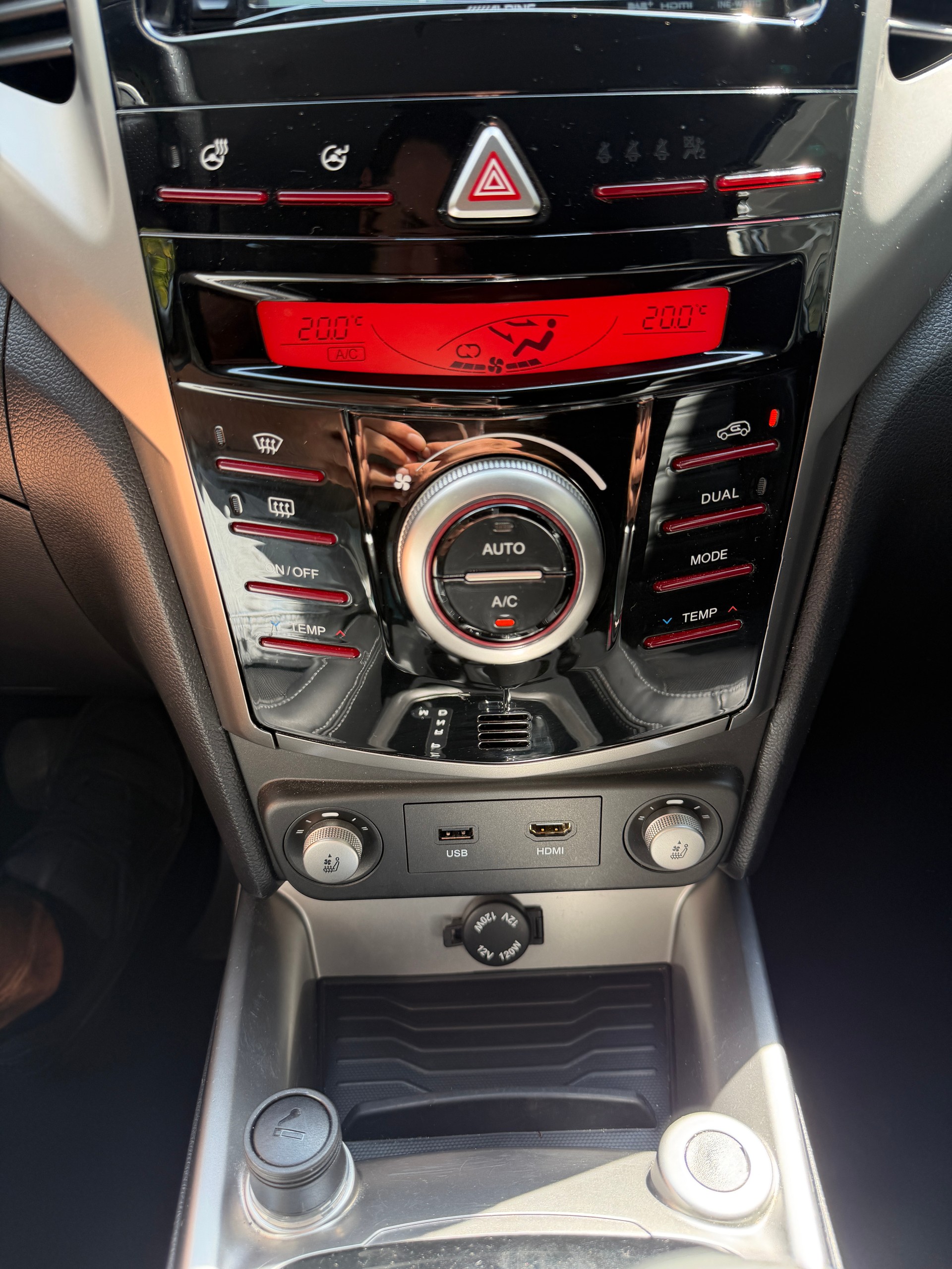 KGM-SsangYong Tivoli 1.6 e-XGi Sapphire 4WD Automatic-image-14