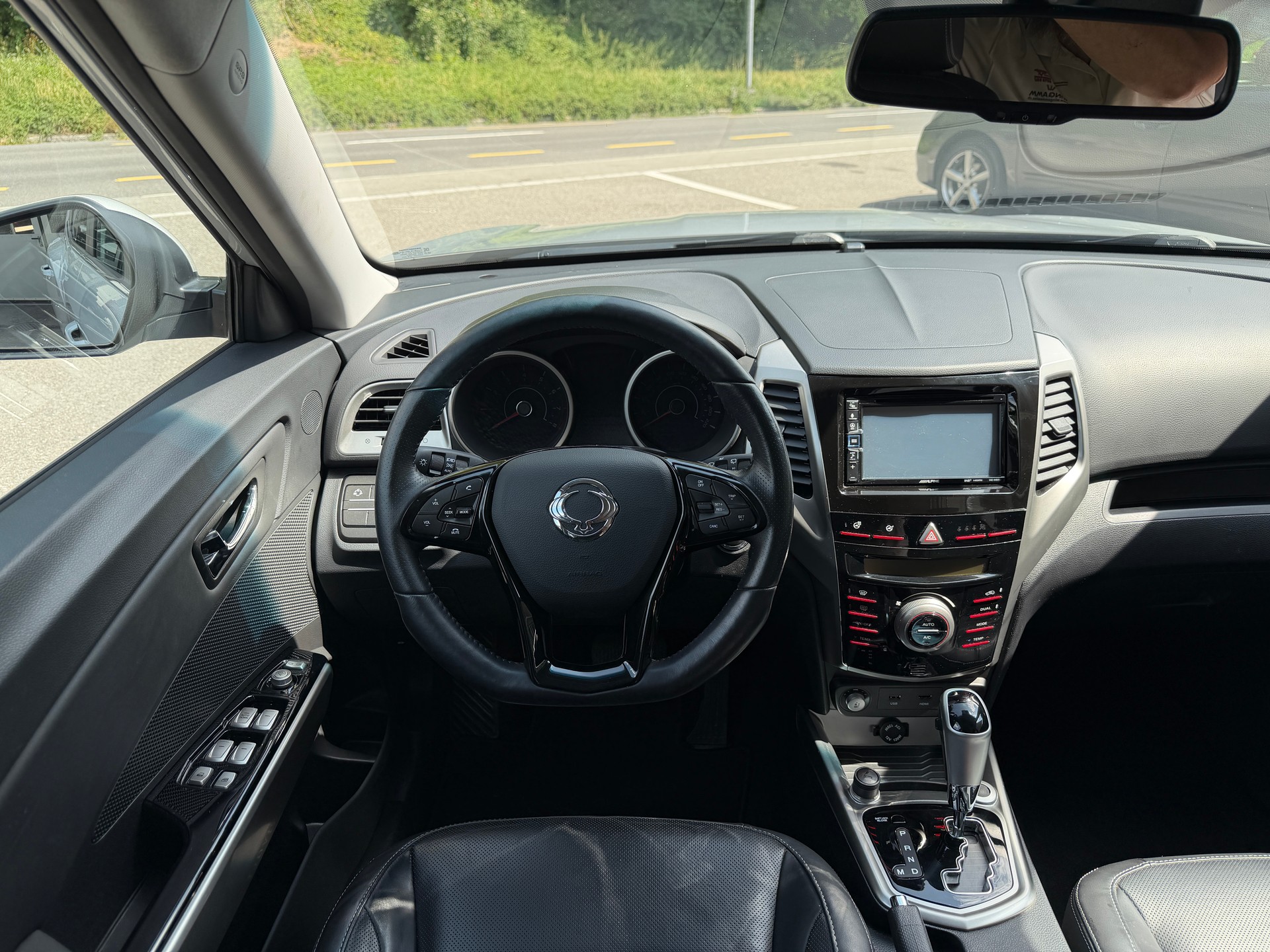 KGM-SsangYong Tivoli 1.6 e-XGi Sapphire 4WD Automatic-image-10