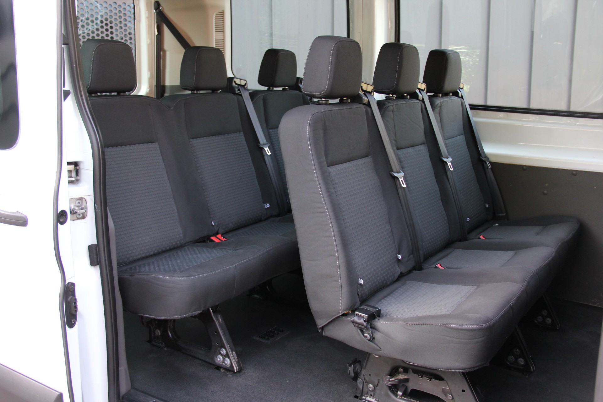 FORD Transit BUS **9-SITZE** SCHULBUS **ROLLSTUHL-GURT**-image-1