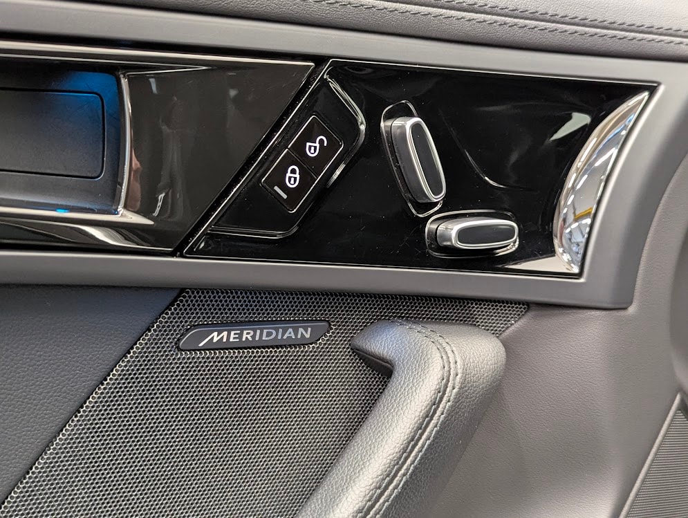 JAGUAR F-Type Convertible 3.0 V6 R-Dynamic AWD FACELIFT*12MT GAR 2xBLACK-PACK NAVI MERIDIAN CAM UVM*-image-13
