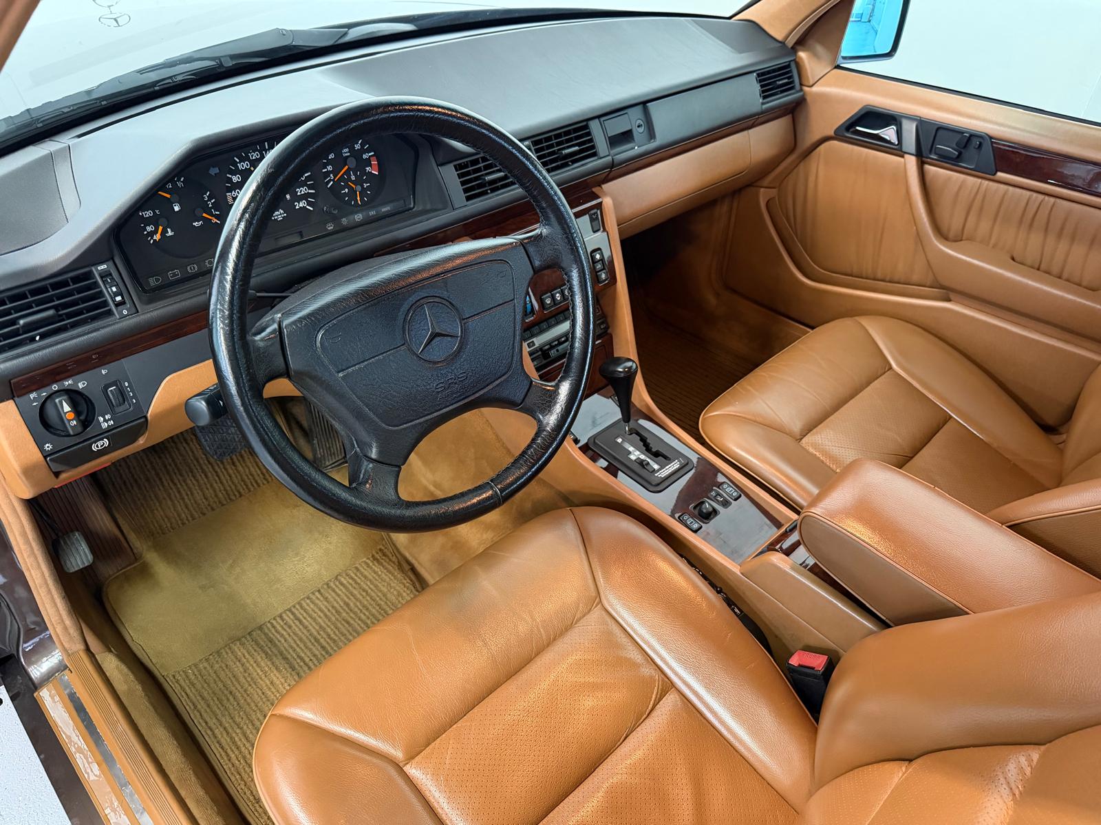 MERCEDES-BENZ 300 E 4matic-image-14