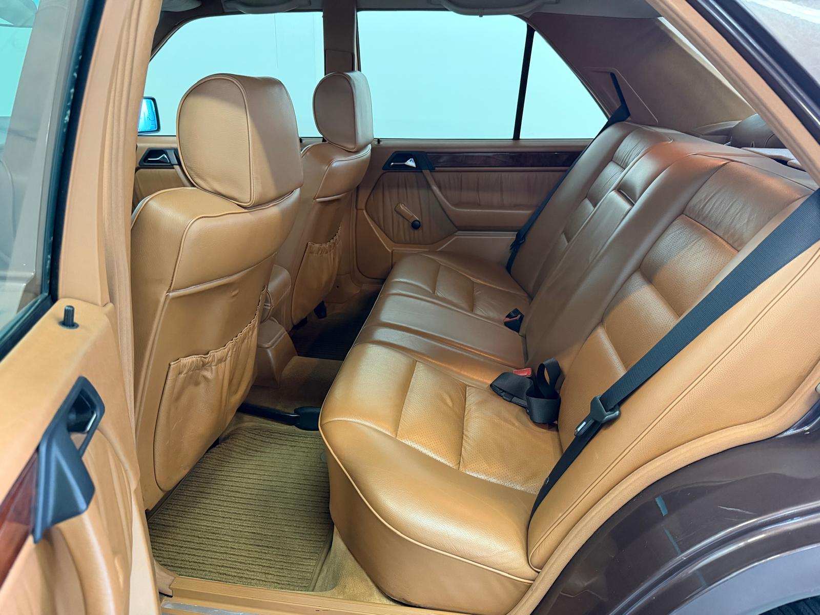 MERCEDES-BENZ 300 E 4matic-image-18