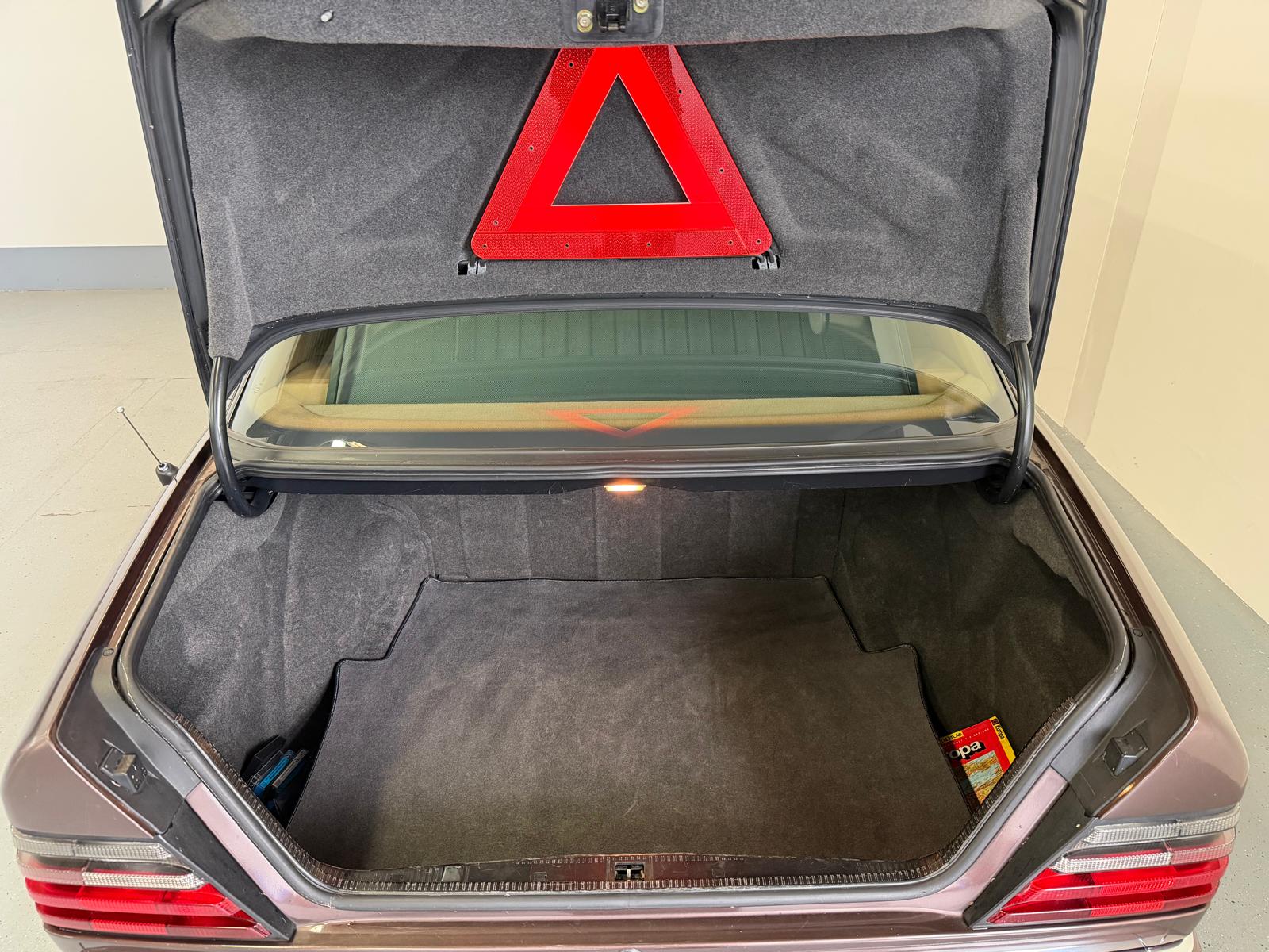 MERCEDES-BENZ 300 E 4matic-image-12