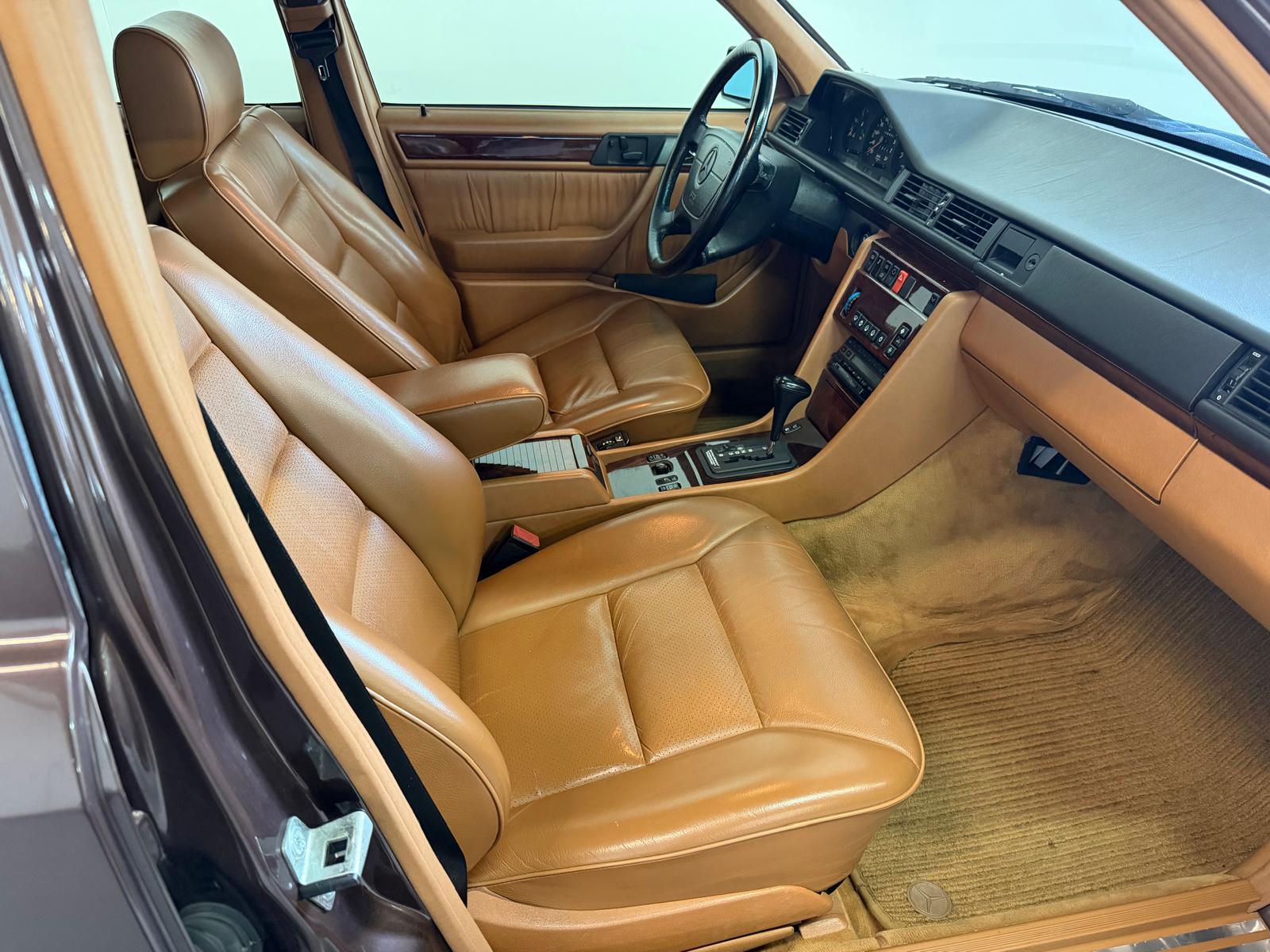 MERCEDES-BENZ 300 E 4matic-image-16