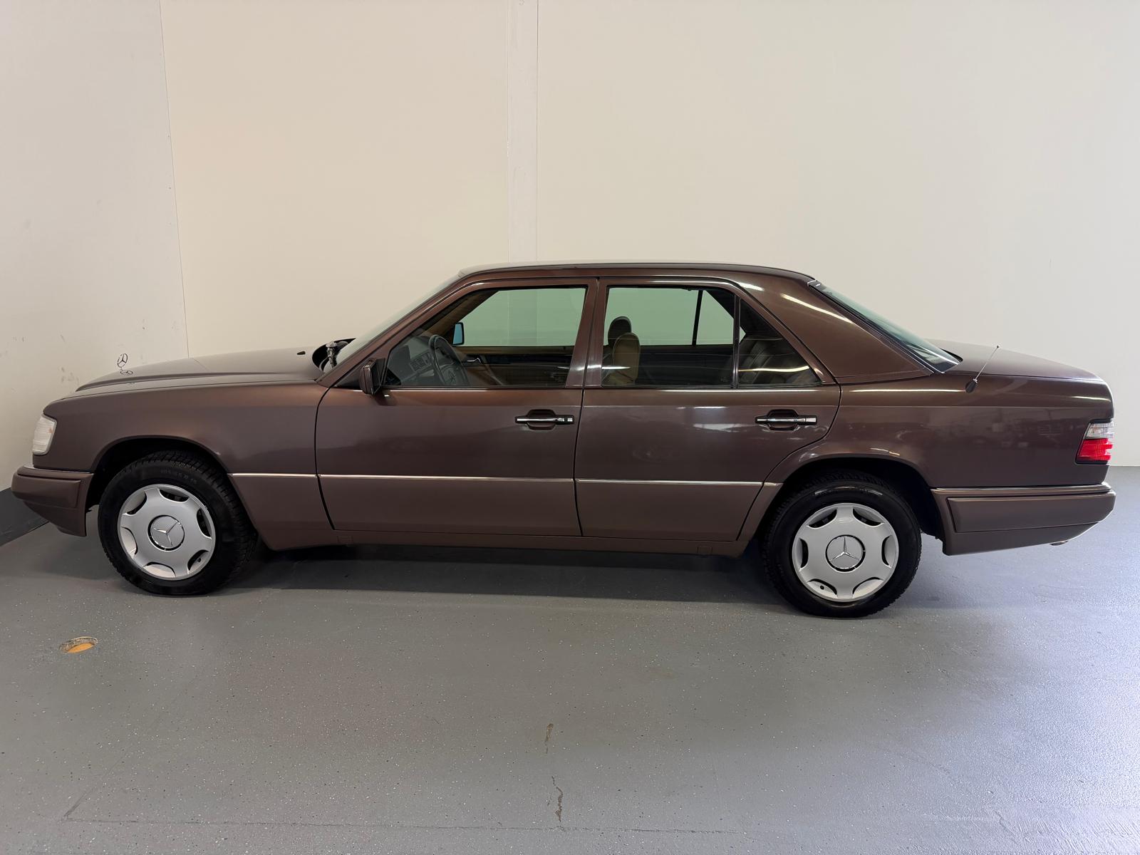 MERCEDES-BENZ 300 E 4matic-image-6