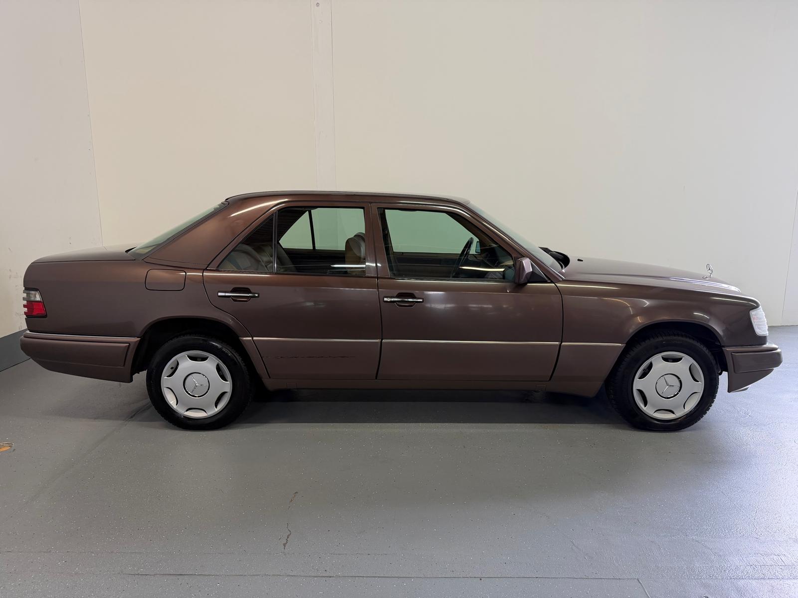 MERCEDES-BENZ 300 E 4matic-image-5