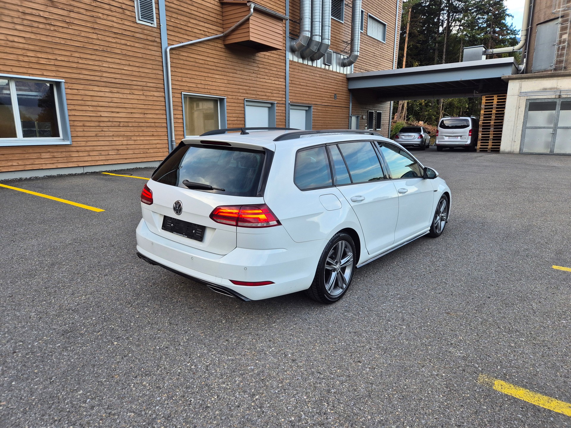 VW Golf Variant 2.0 TDI *R-Line*-image-3