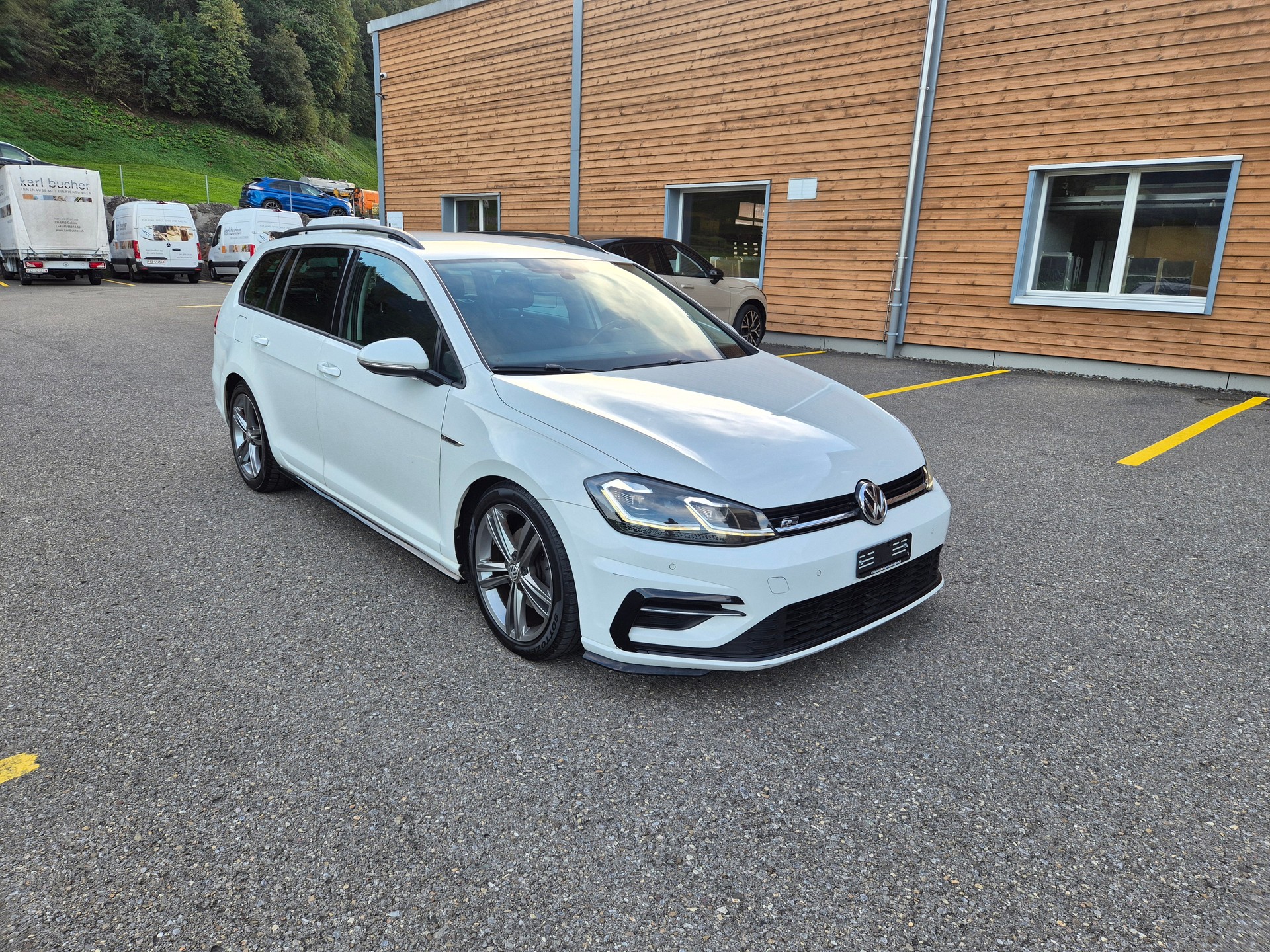 VW Golf Variant 2.0 TDI *R-Line*-image-4