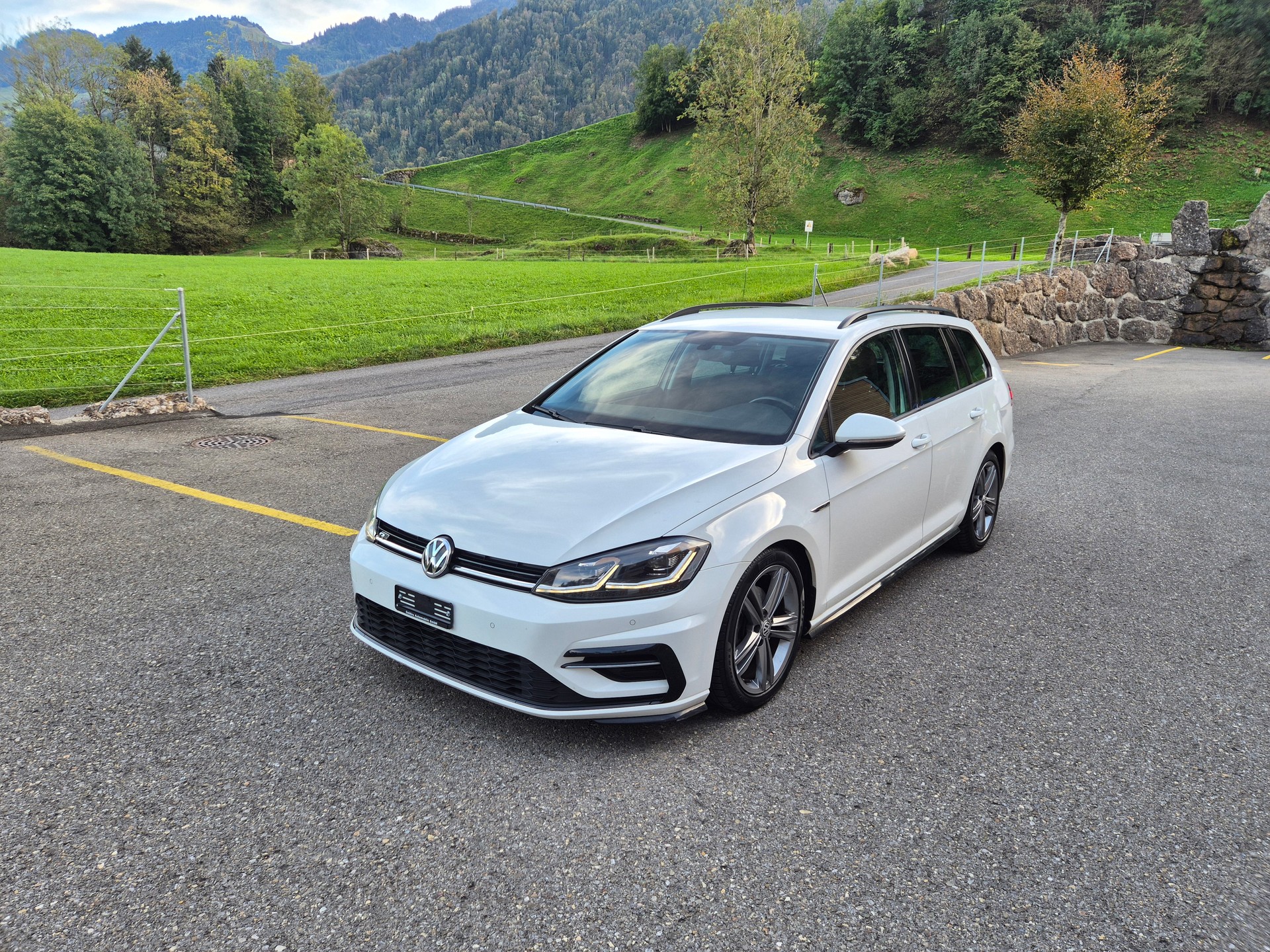 VW Golf Variant 2.0 TDI *R-Line*-image-0