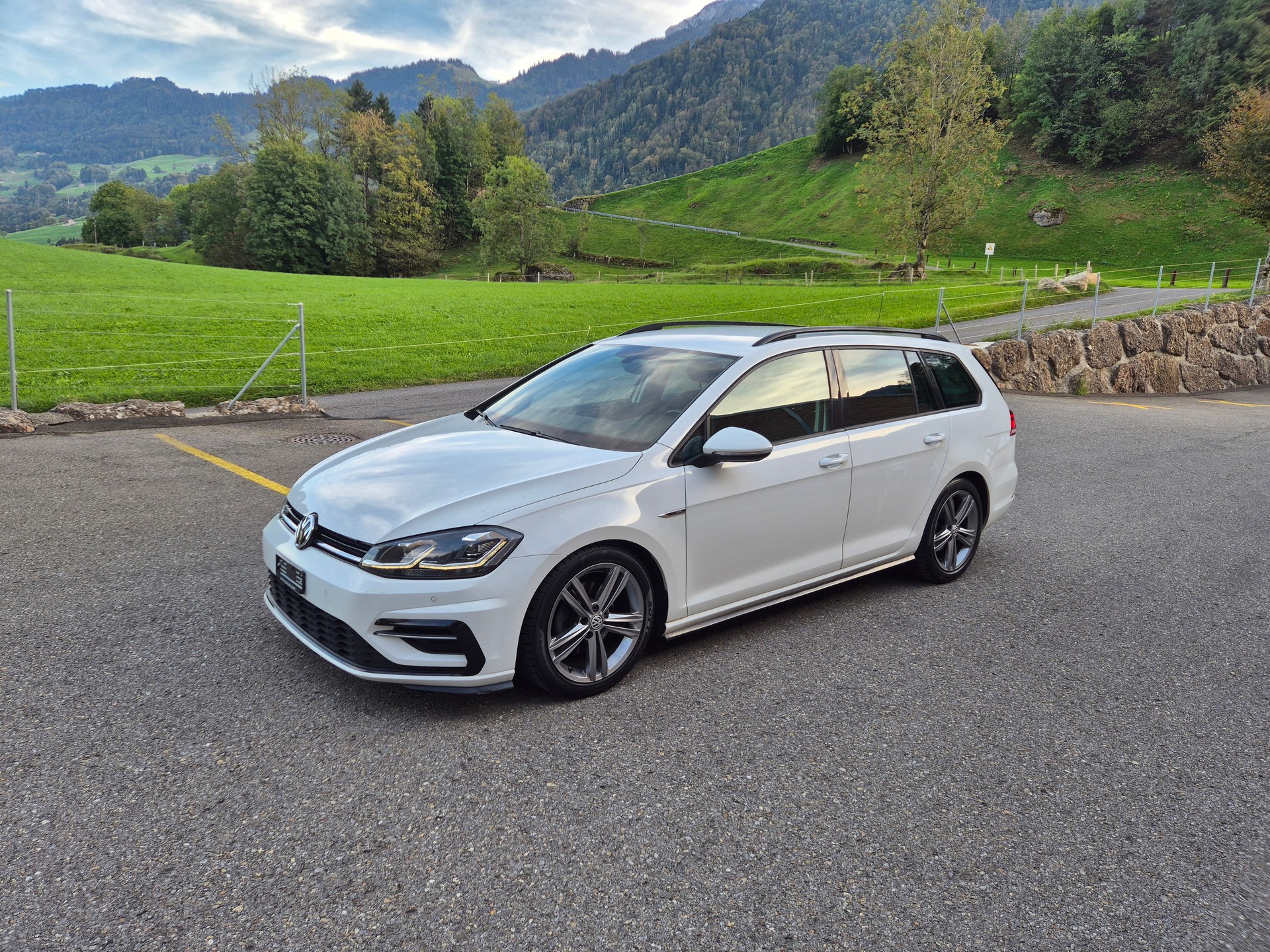 VW Golf Variant 2.0 TDI *R-Line*-image-1