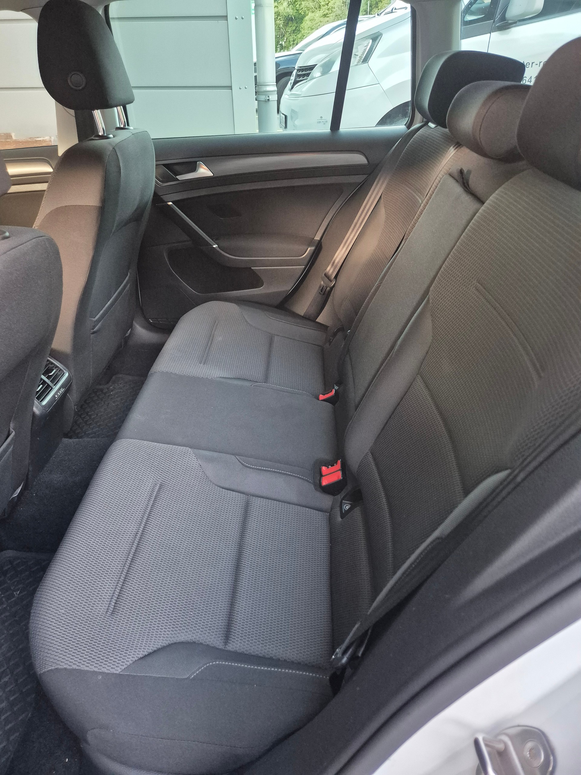 VW Golf Variant 2.0 TDI *R-Line*-image-7