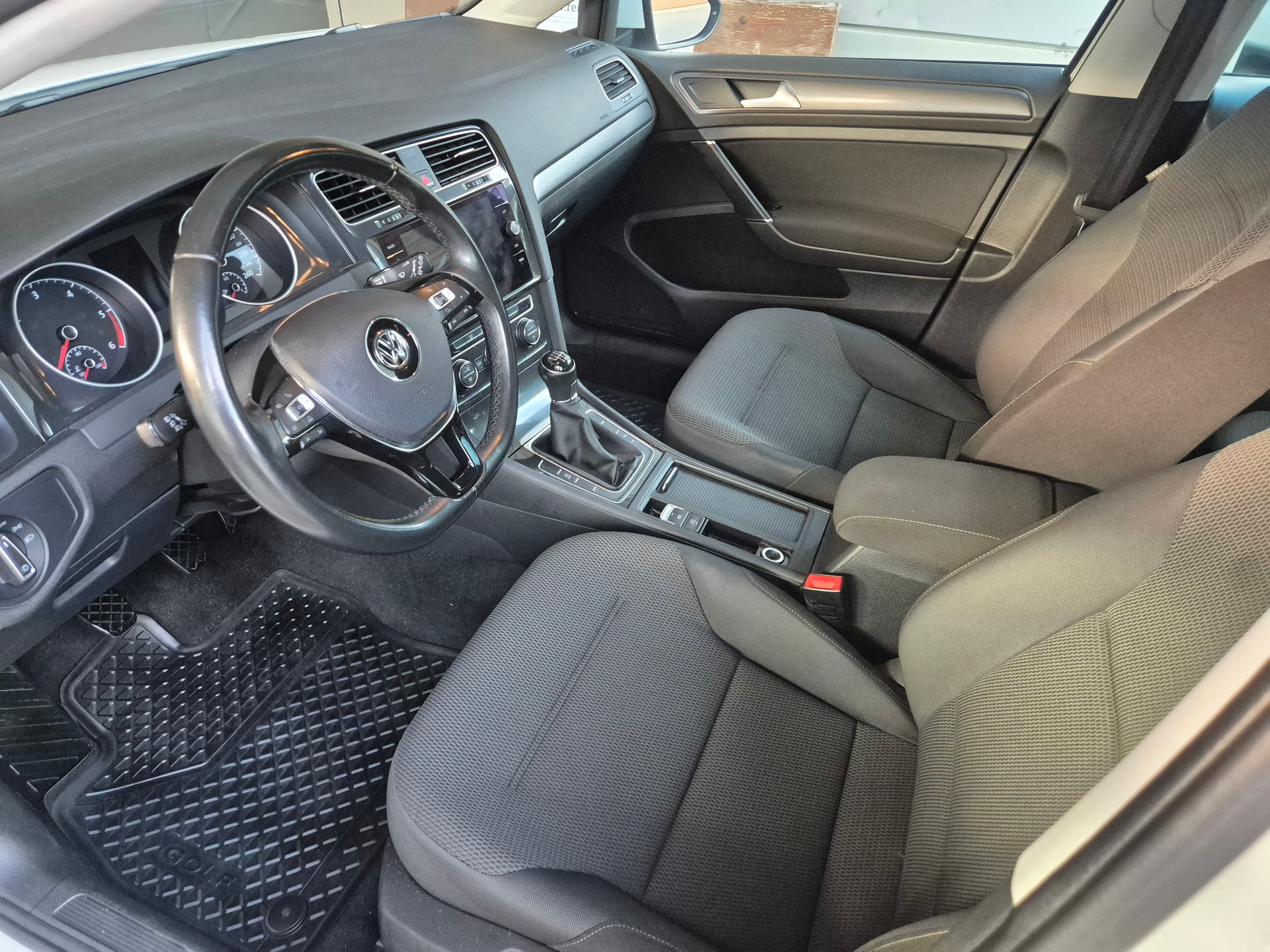 VW Golf Variant 2.0 TDI *R-Line*-image-6