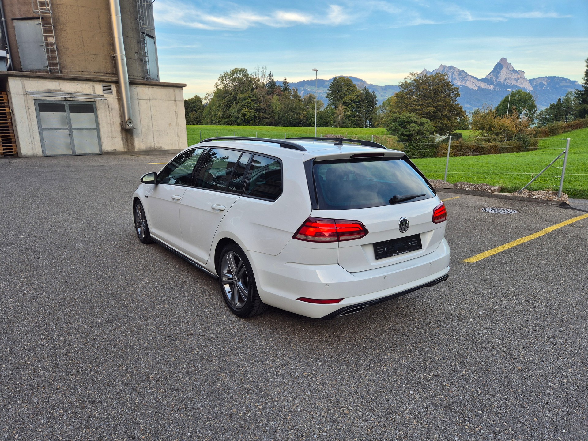 VW Golf Variant 2.0 TDI *R-Line*-image-2