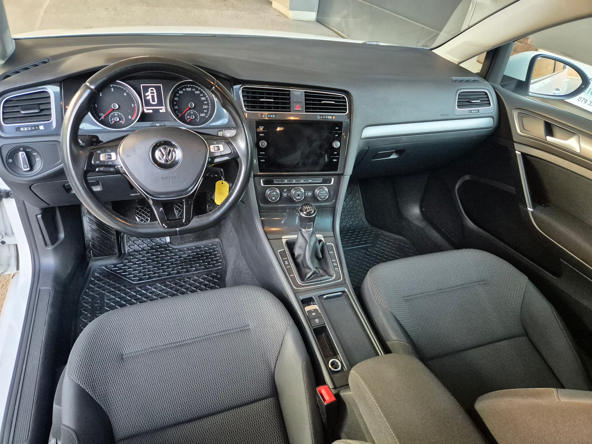 VW Golf Variant 2.0 TDI *R-Line*-image-5