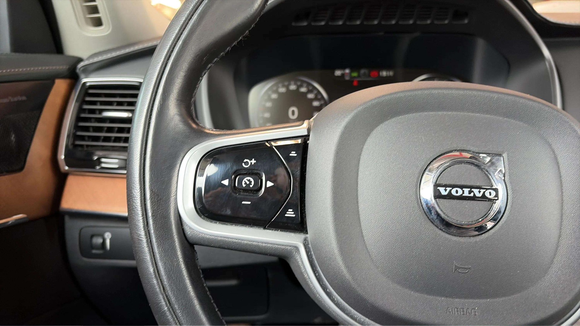 VOLVO XC90 B6 Benzin Mild Hybrid AWD Inscription Geartronic mit AHK + Panoramadach mit Werksgarantie & Gratisservice-image-23