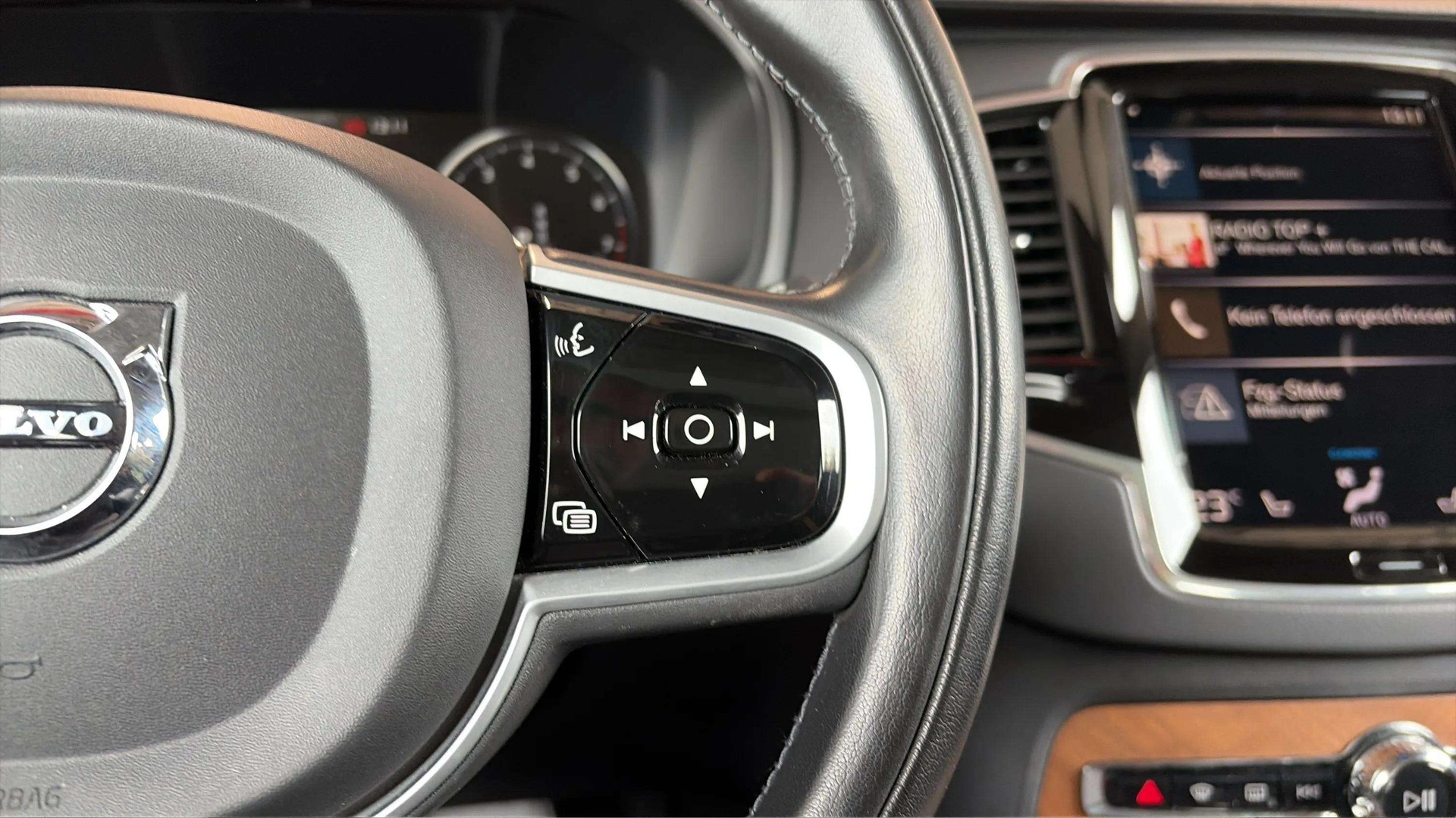 VOLVO XC90 B6 Benzin Mild Hybrid AWD Inscription Geartronic mit AHK + Panoramadach mit Werksgarantie & Gratisservice-image-24