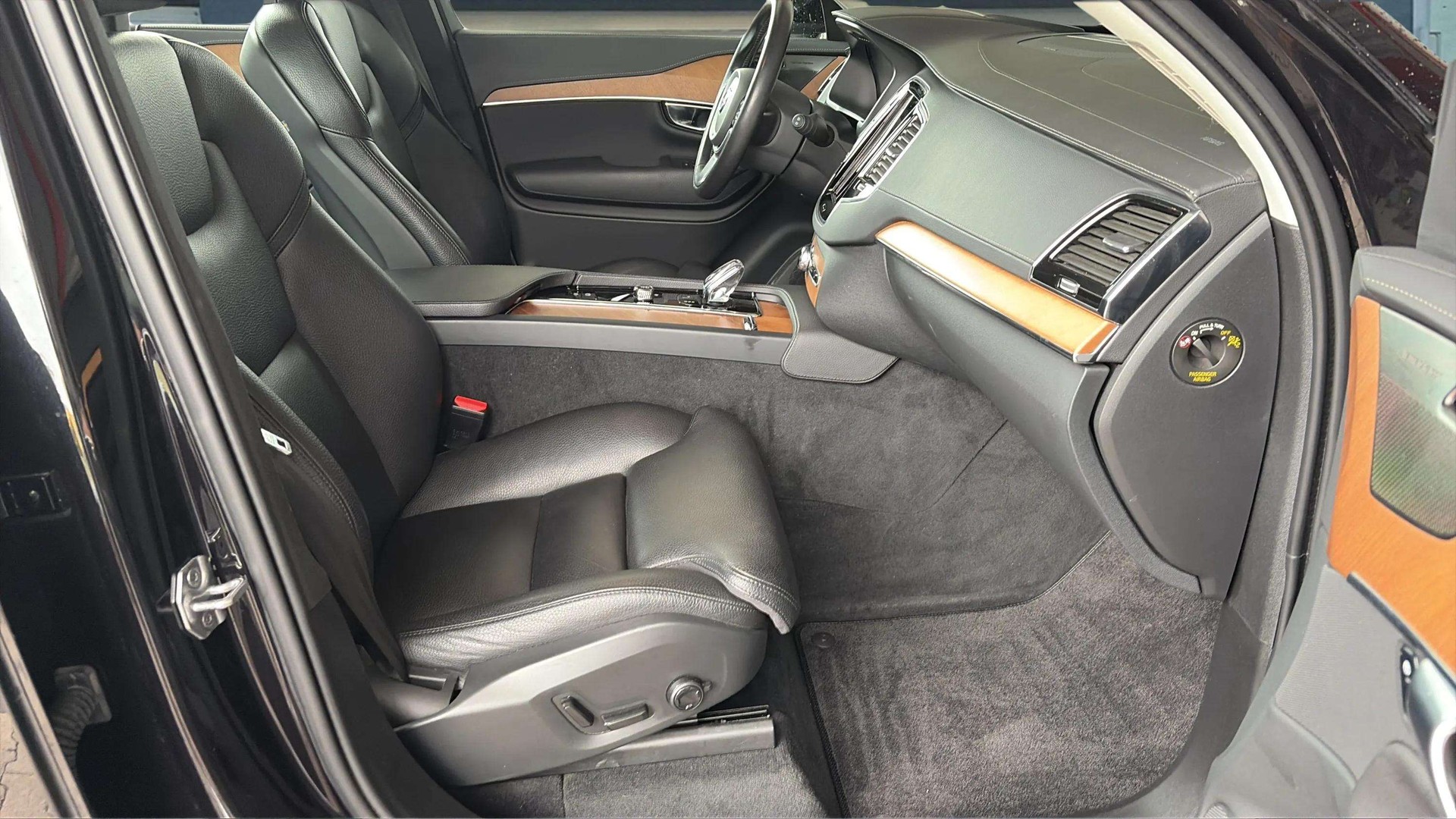 VOLVO XC90 B6 Benzin Mild Hybrid AWD Inscription Geartronic mit AHK + Panoramadach mit Werksgarantie & Gratisservice-image-11
