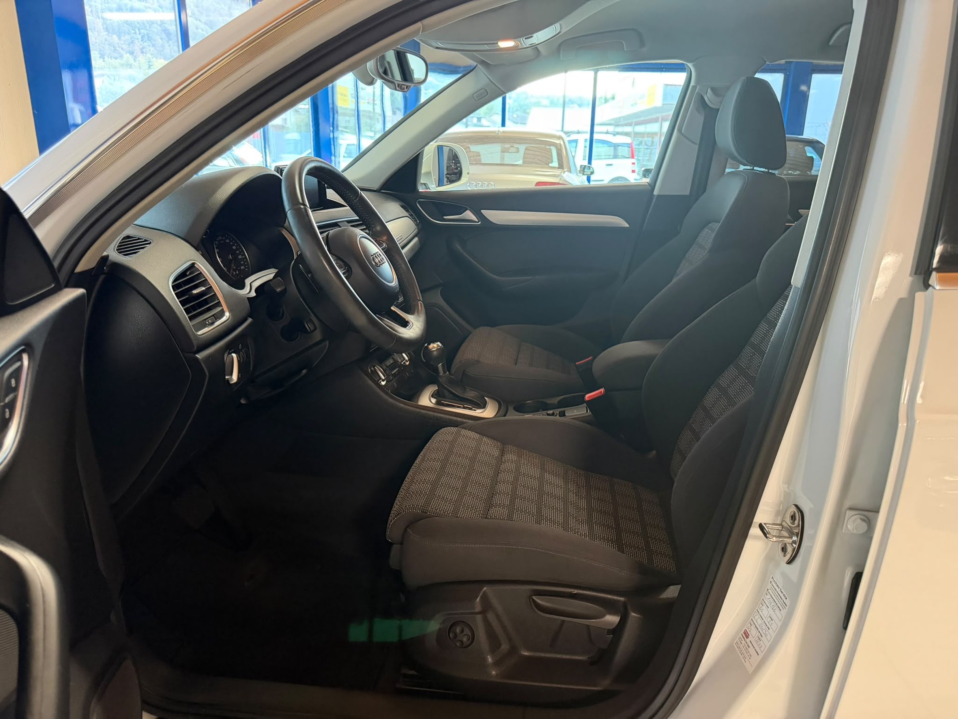 AUDI Q3 2.0 TFSI quattro S-tronic-image-15