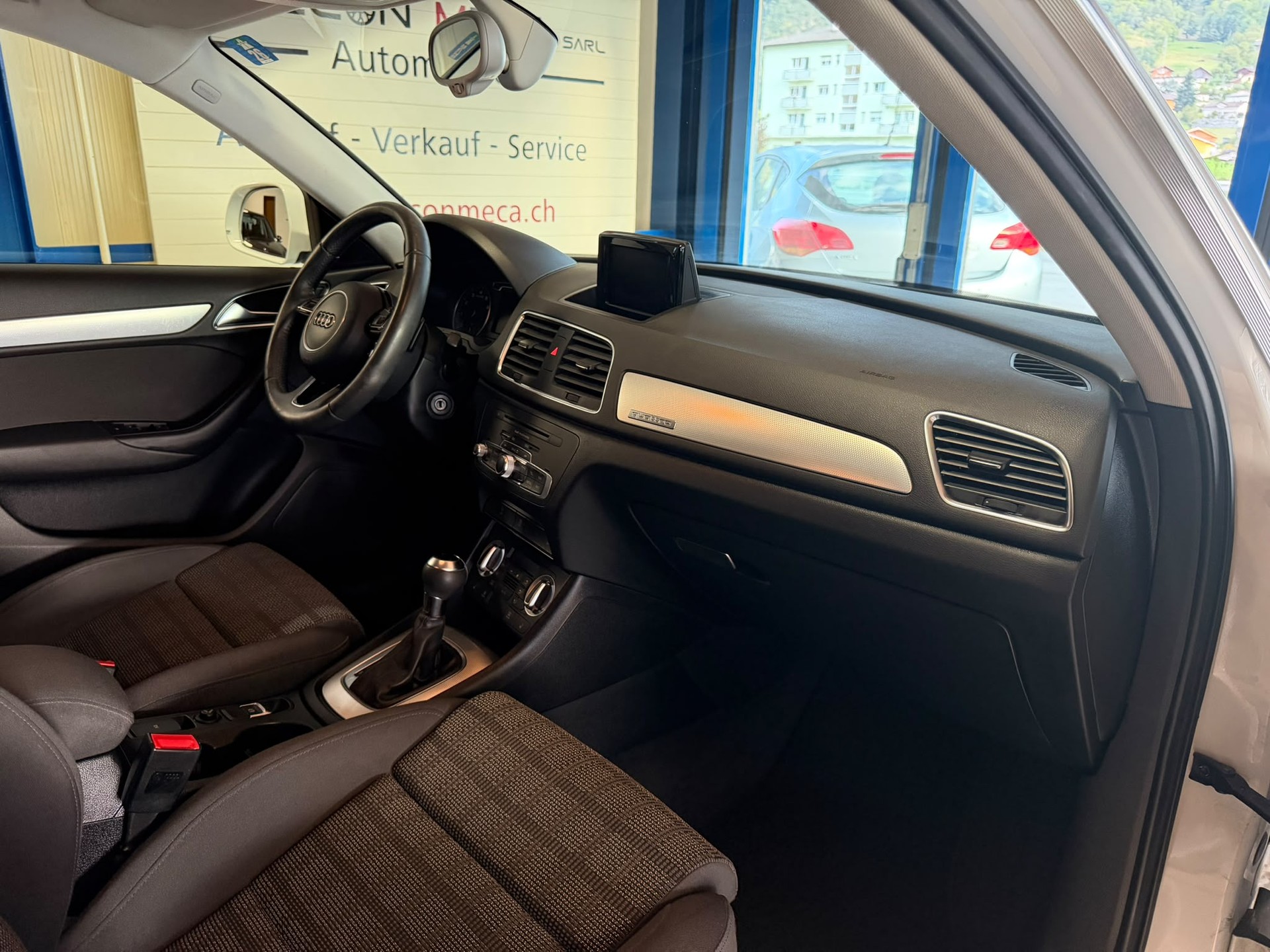 AUDI Q3 2.0 TFSI quattro S-tronic-image-18