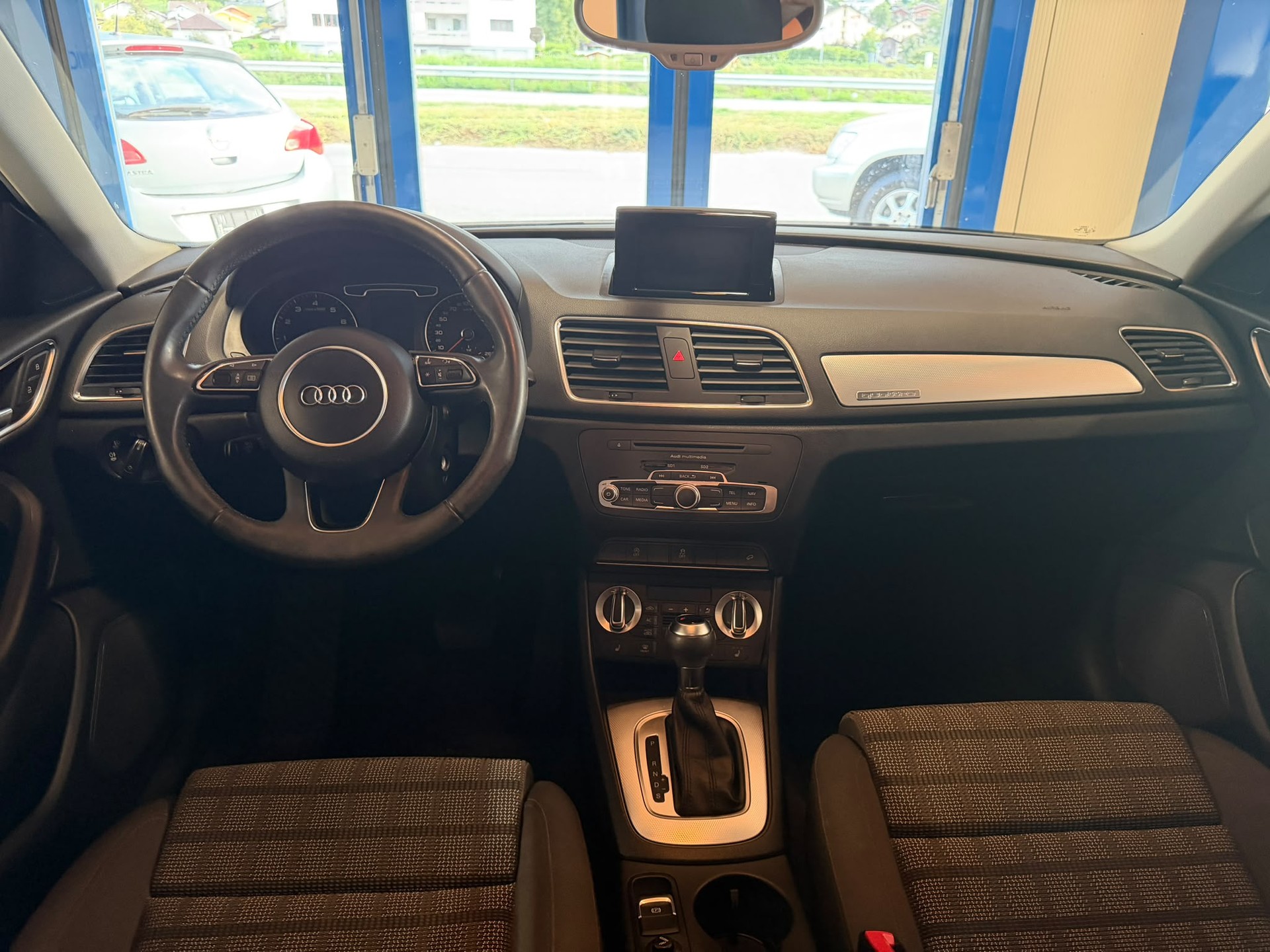 AUDI Q3 2.0 TFSI quattro S-tronic-image-17
