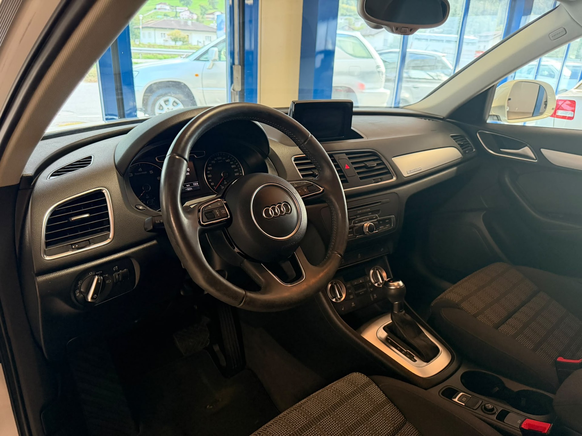 AUDI Q3 2.0 TFSI quattro S-tronic-image-16