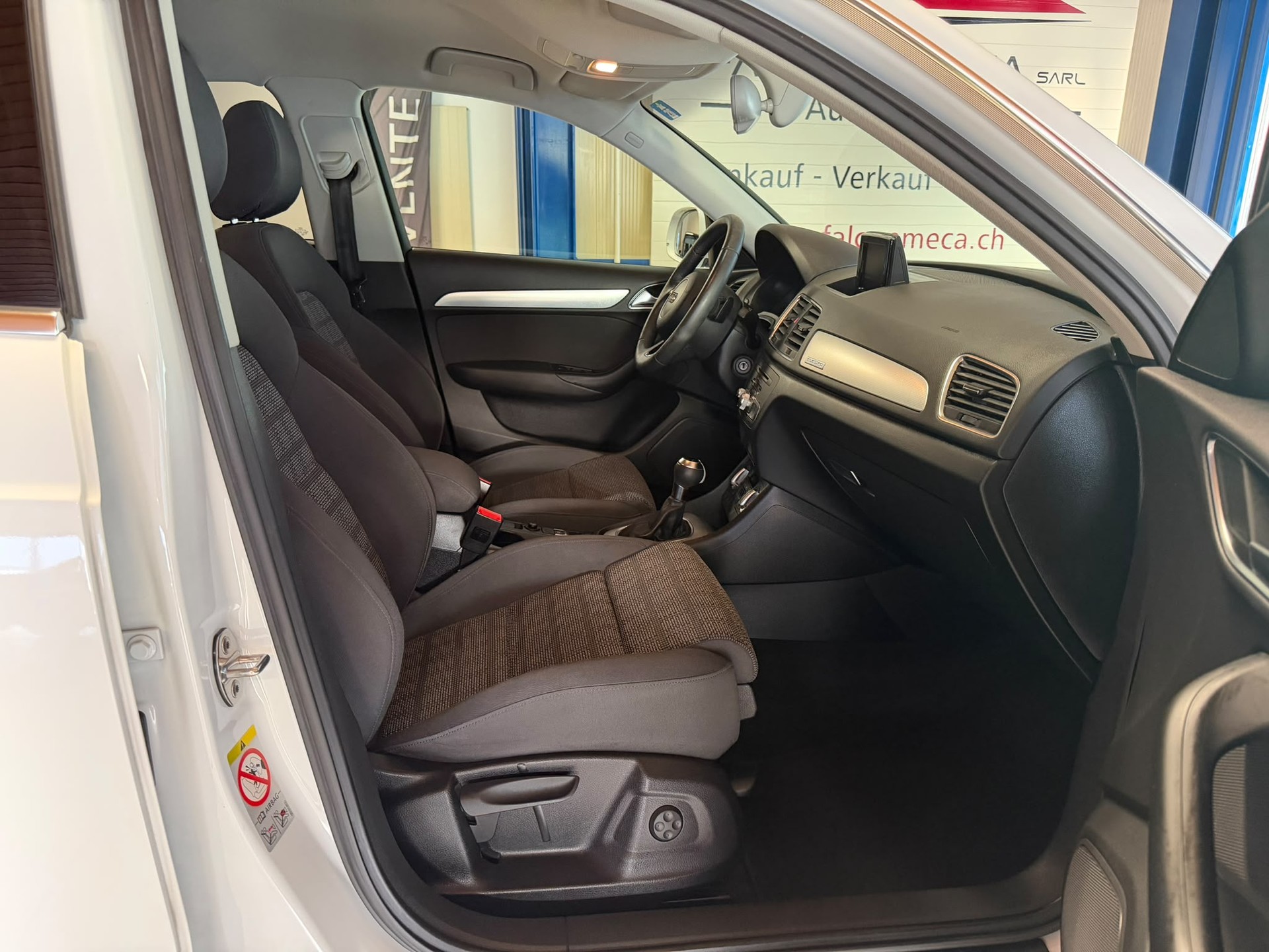 AUDI Q3 2.0 TFSI quattro S-tronic-image-19