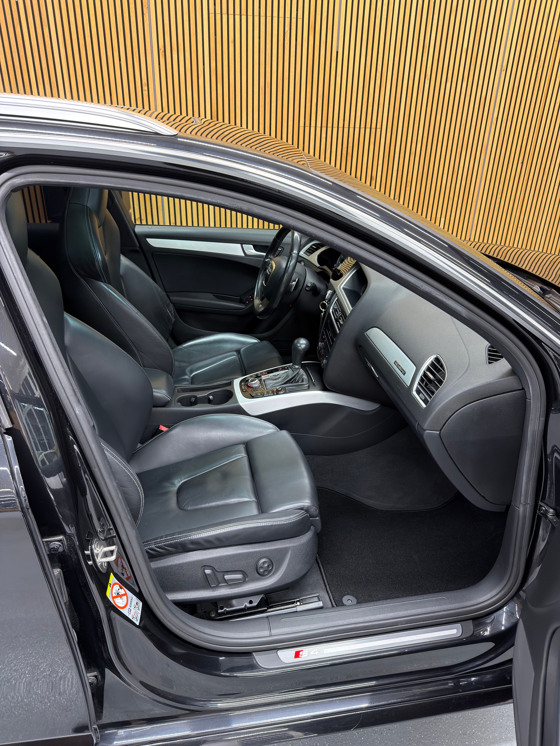 AUDI 3.0 V6 TFSI quattro S-Tronic-image-9