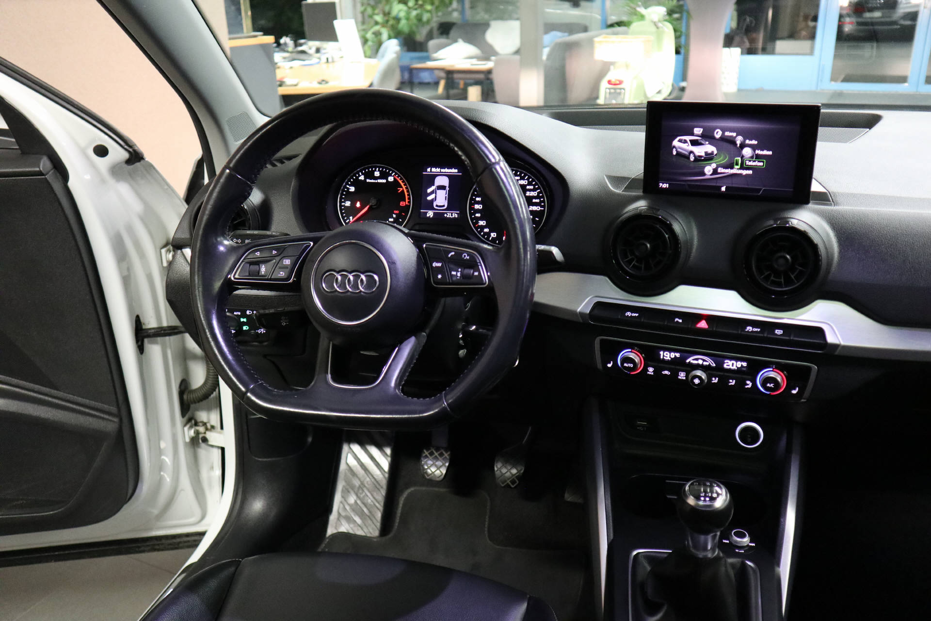 AUDI Q2 1.4 TFSI Design-image-11