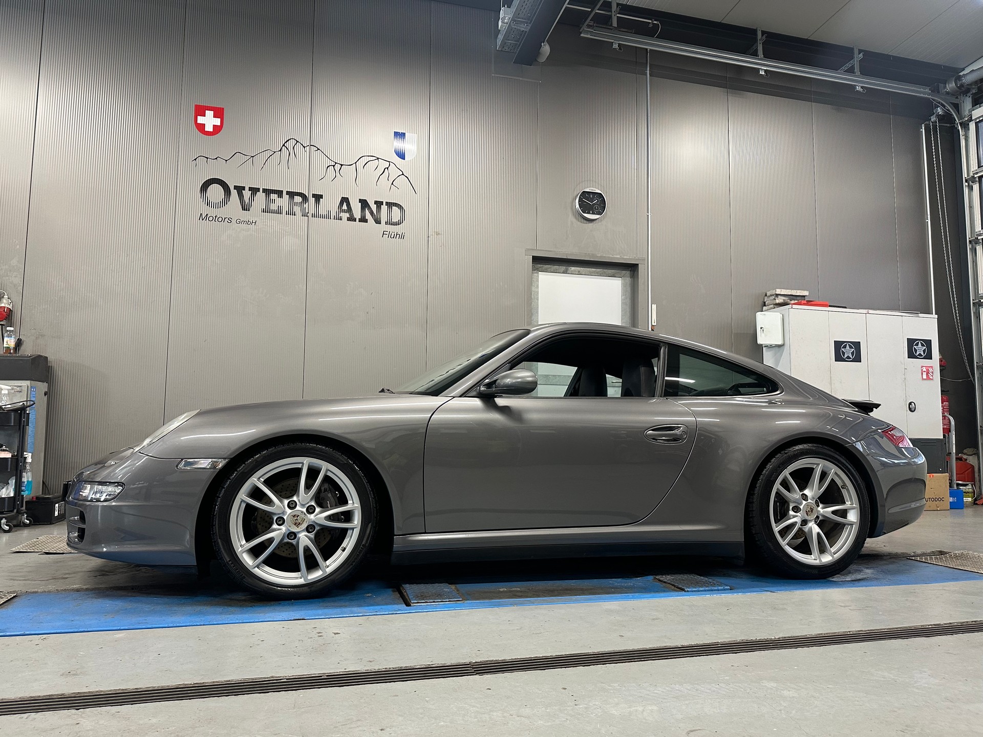 PORSCHE 911 Carrera 4-image-1