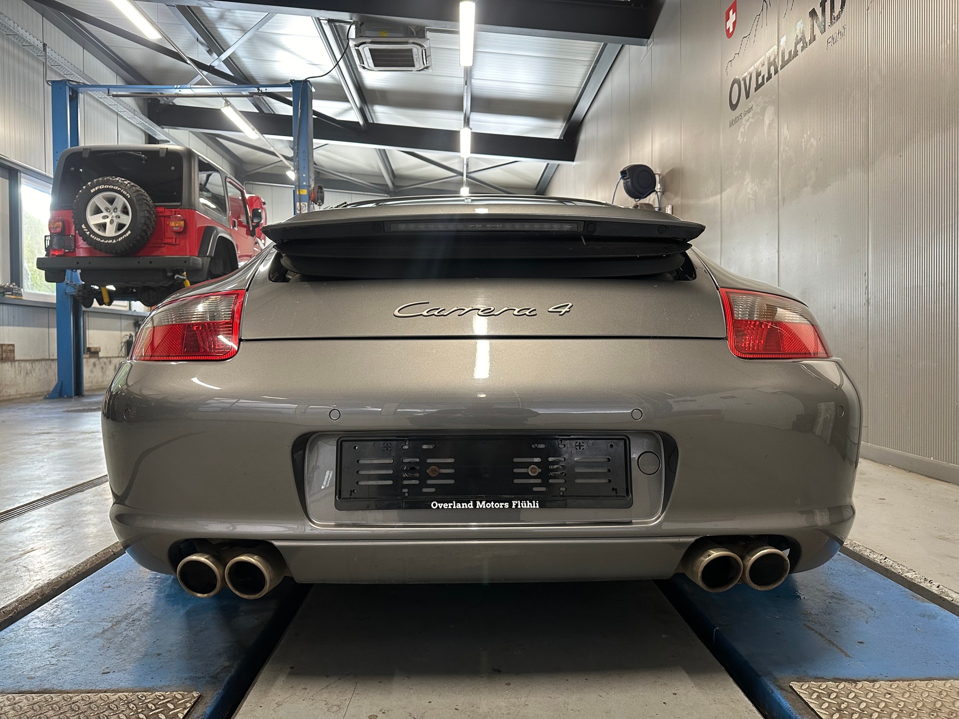 PORSCHE 911 Carrera 4-image-3