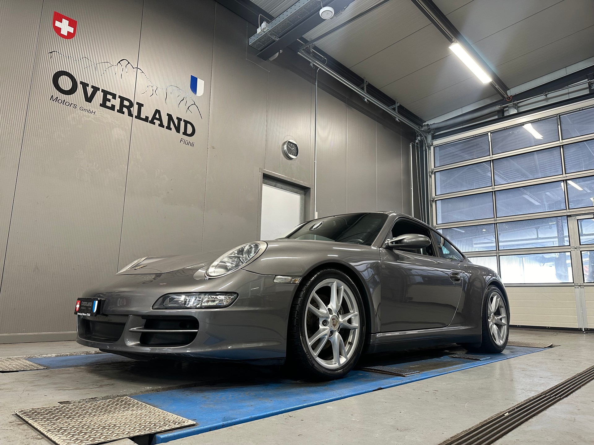 PORSCHE 911 Carrera 4-image-0